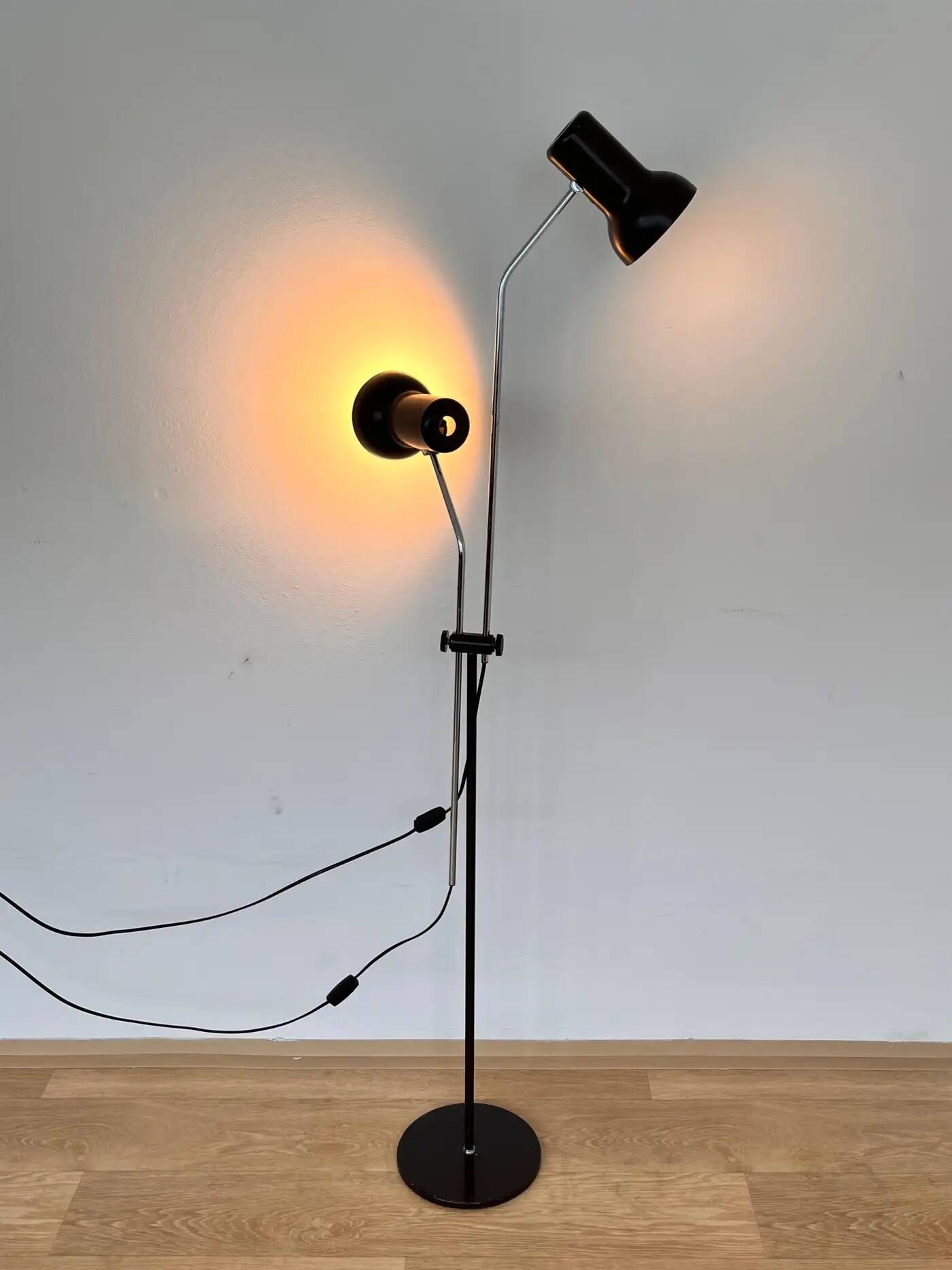 Lampe de sol à design ajustable du milieu du siècle par Napako, années 1970.