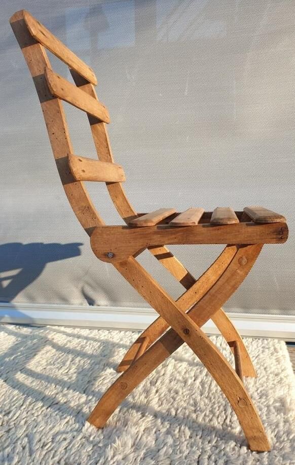 Foldable children's chair with beveled wooden slats