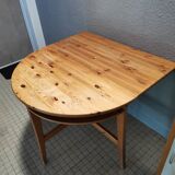 Folding table