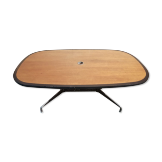 Table segmentée de Charles et Ray Eames édition Mobilier International