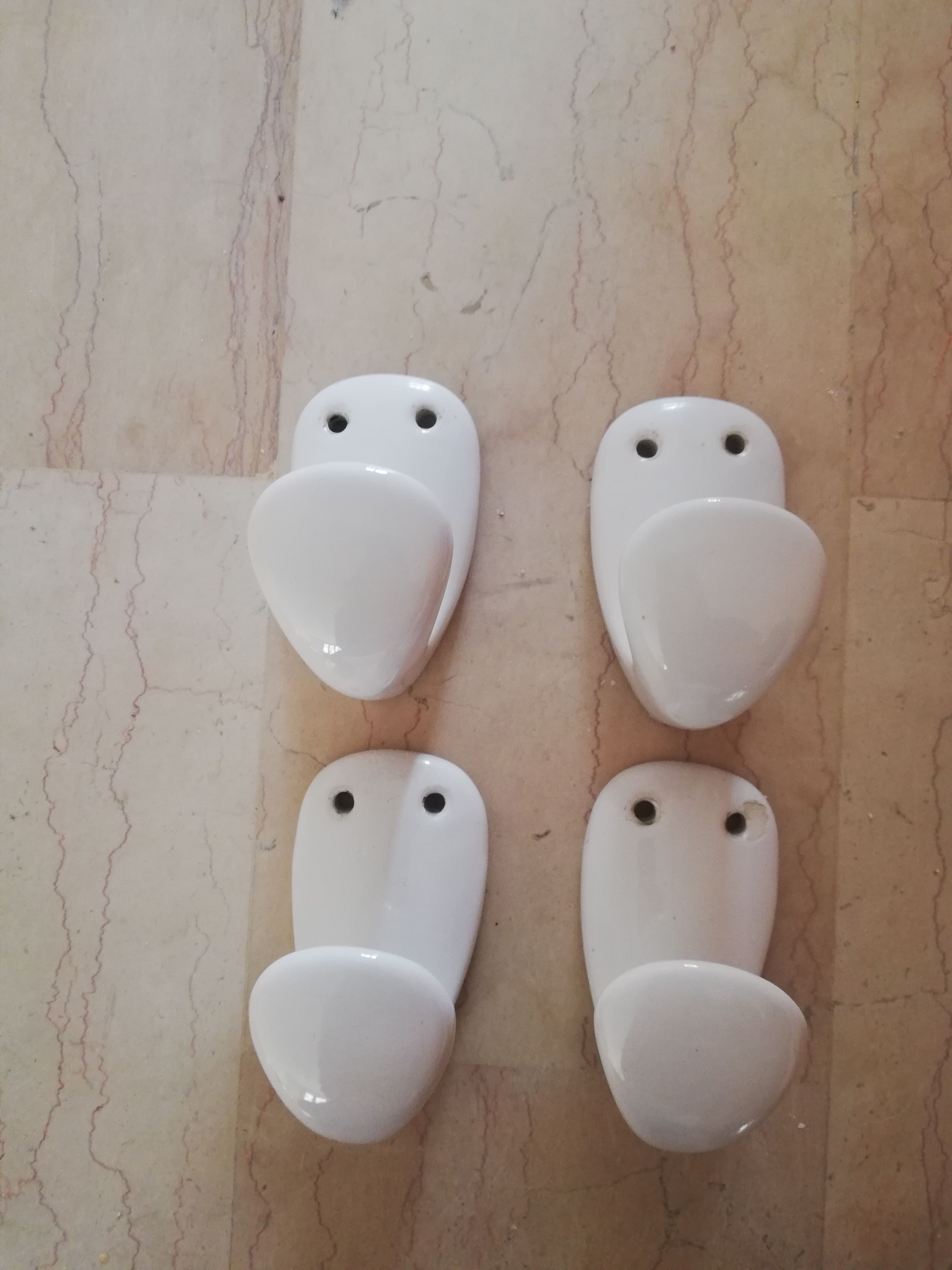 Patères en porcelaine émaillée