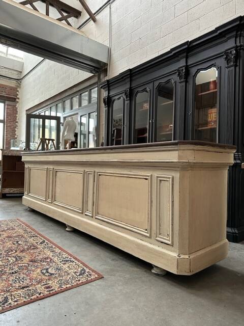 Huge store counter at the beginning of the 20th century