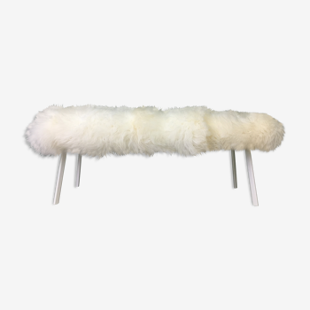 Banc en peau de mouton blanche et pieds blancs