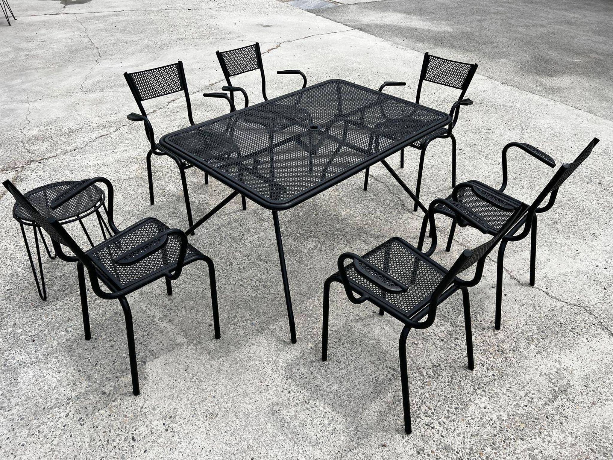 Ensemble de 6 fauteuils et table en métal perforé 1950