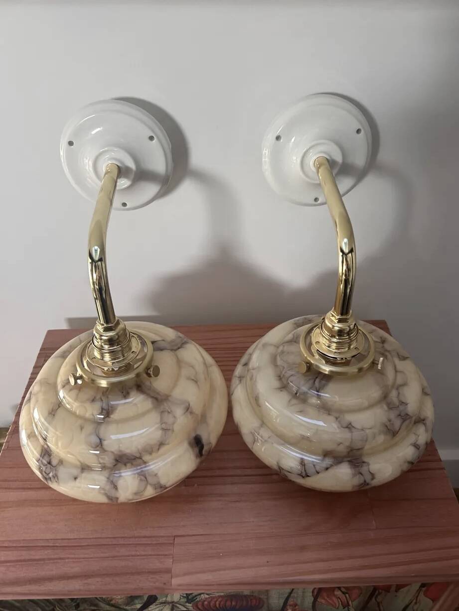 Paire d’appliques murales en opaline marbrée