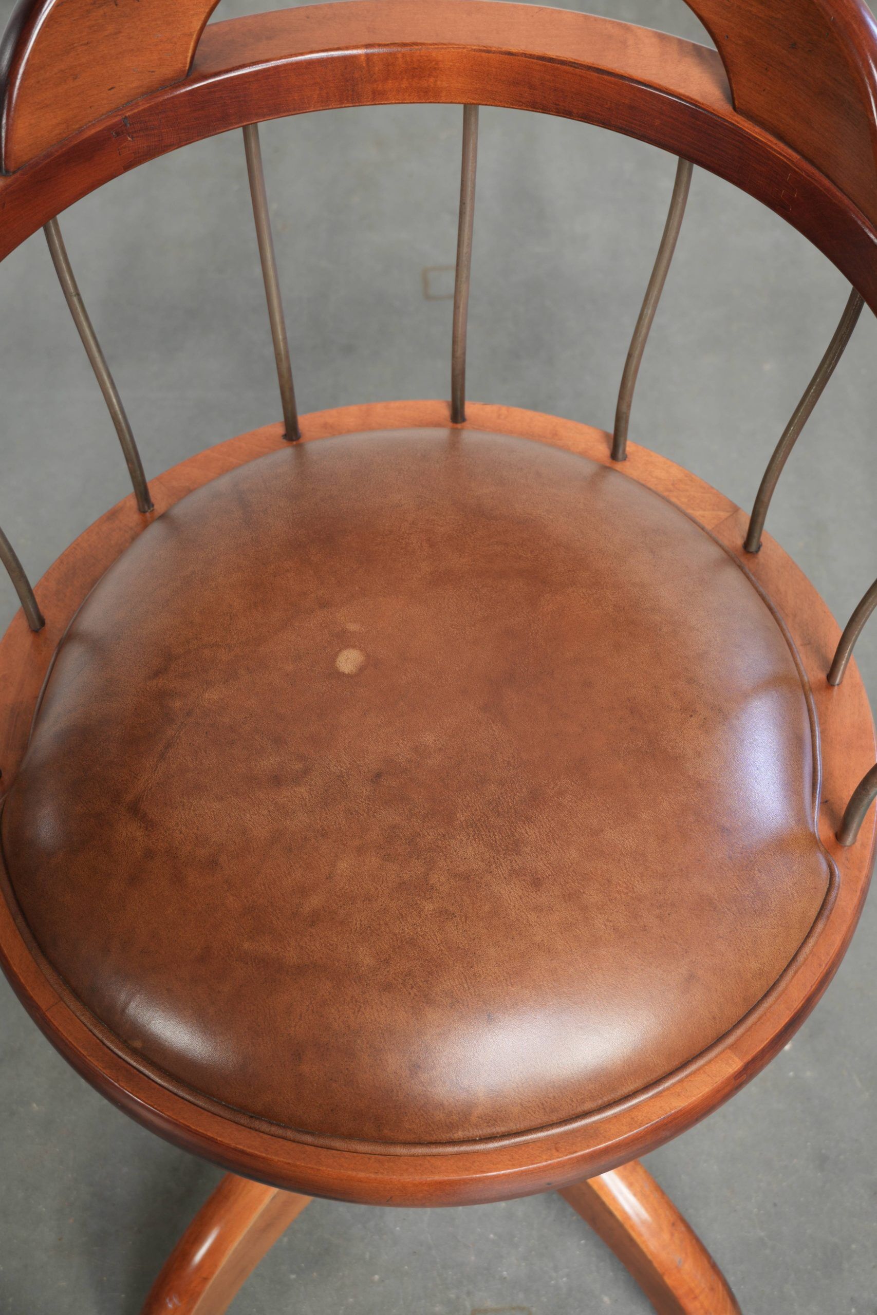 Ensemble de 3 chaises de bureau / de côté pivotantes avec un siège en cuir de vache couleur cognac.