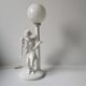 Lampe femme céramique et globe opaline année 80