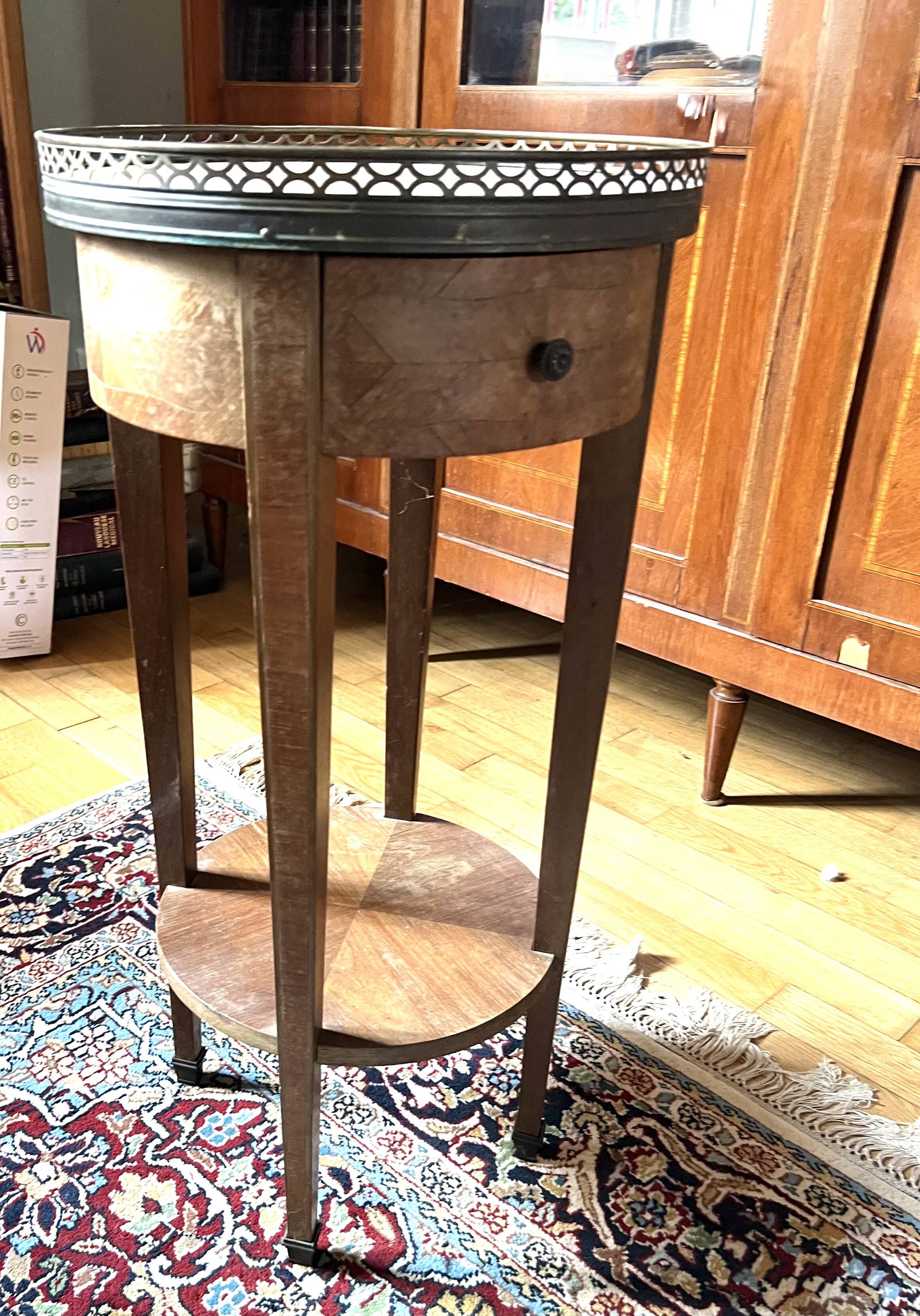 Round side table in wood, marble and brass gallery – Louis XV style