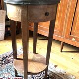 Table d’appoint ronde en bois, marbre et galerie en laiton – Style Louis XV
