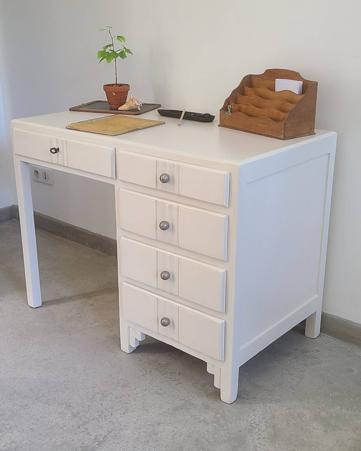 Bureau ancien Art Déco blanc bois massif boutons boules métal vintage