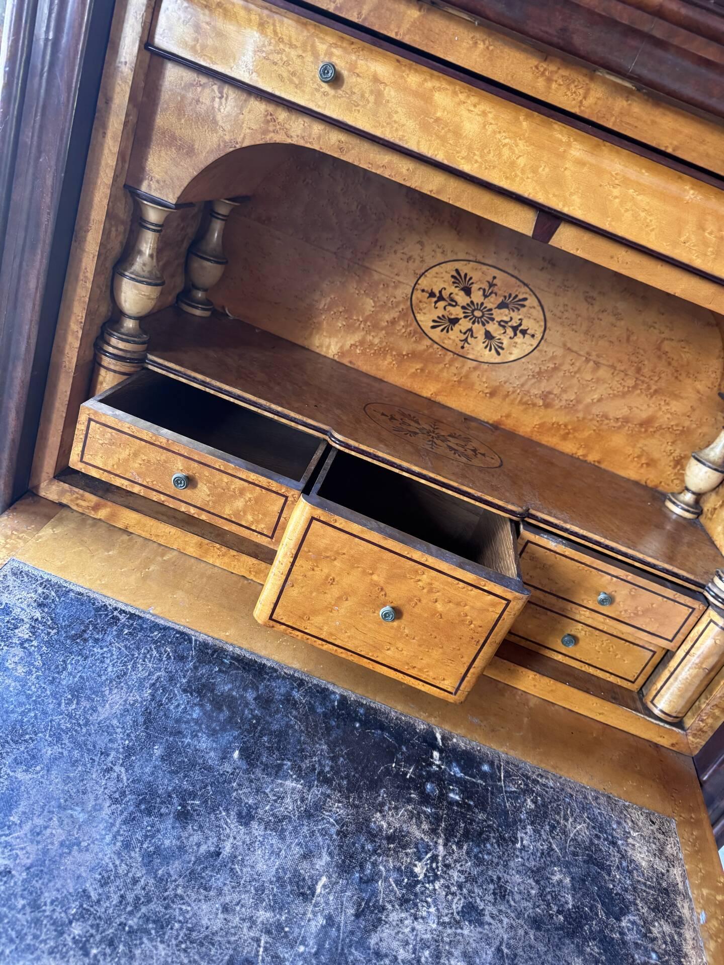 Large secretary with a drop-down front, Restoration style in flamed mahogany and marble.