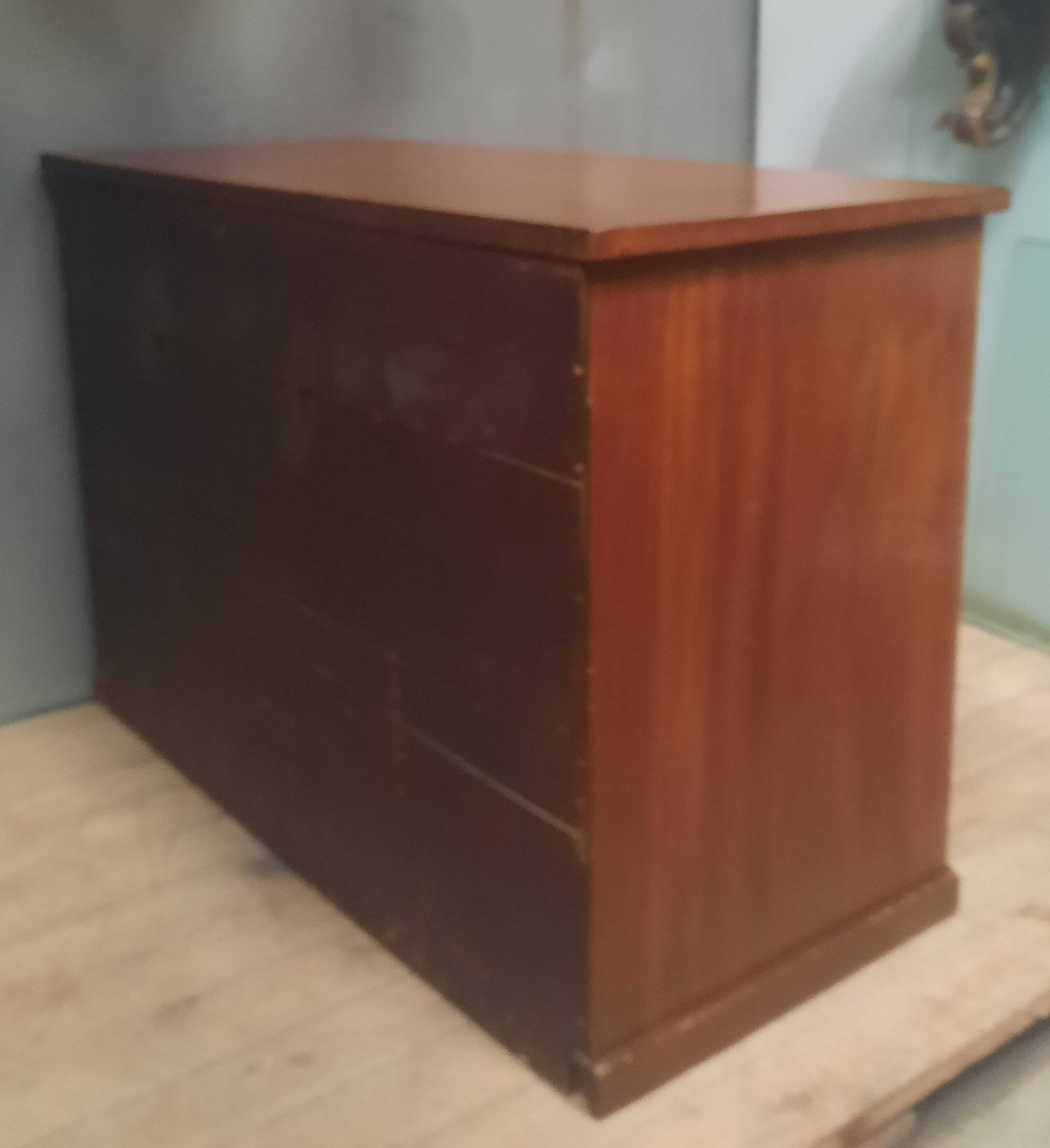 Nineteenth-century chest of drawers in mahogany.