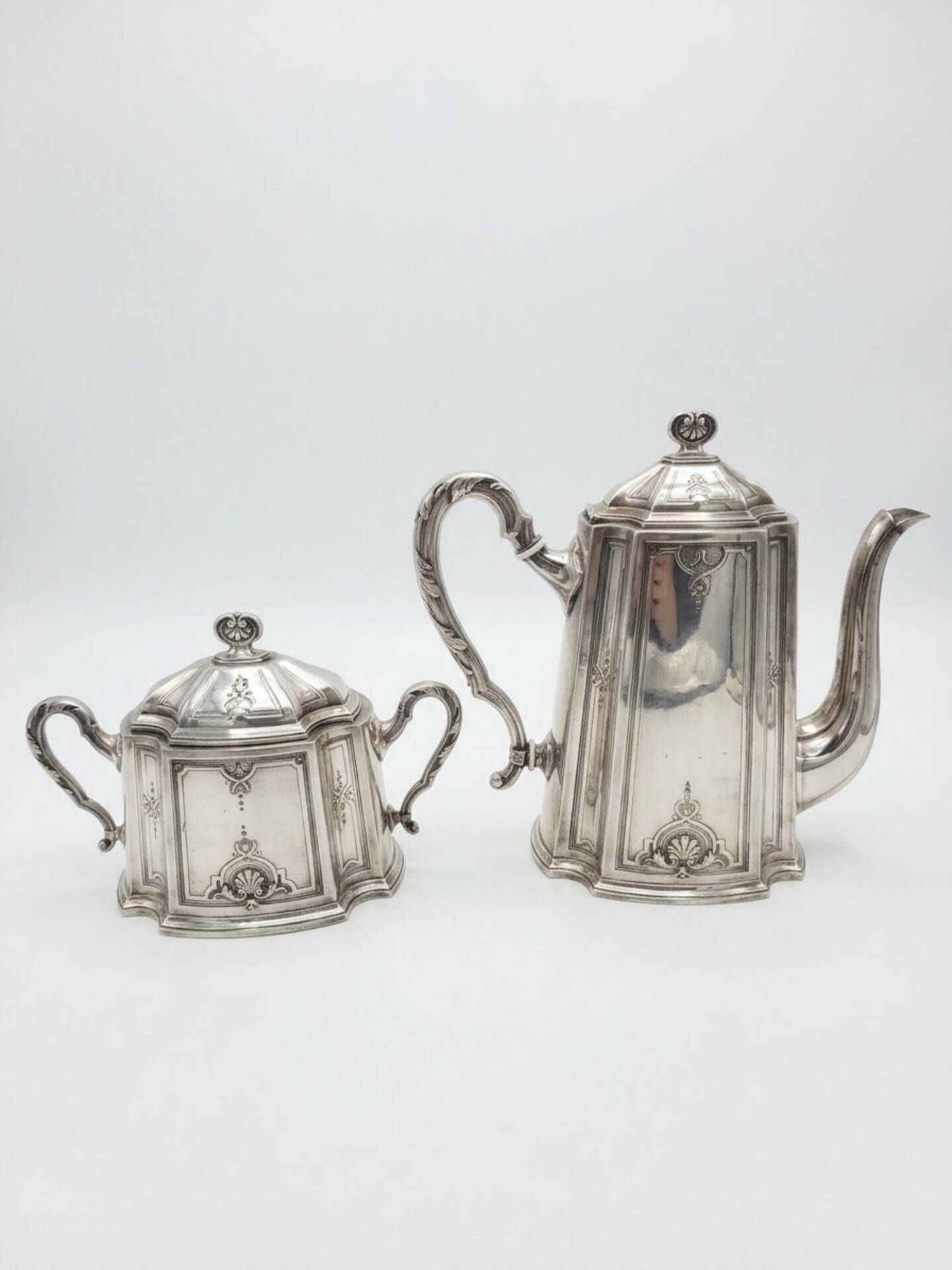 Service à café en métal argenté , cafetière et sucrier