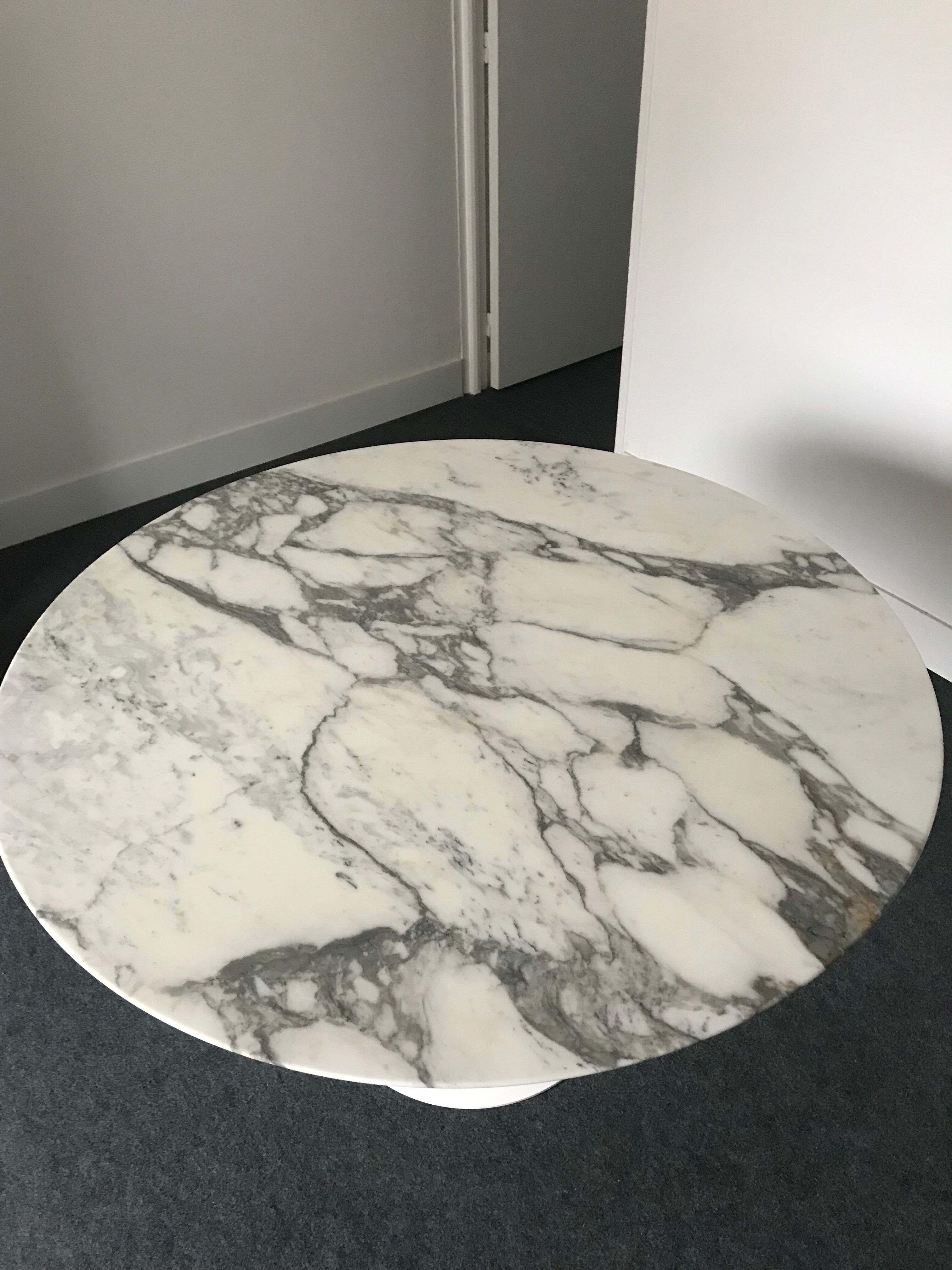 Tulip table by Eero Saarinen, Knoll edition