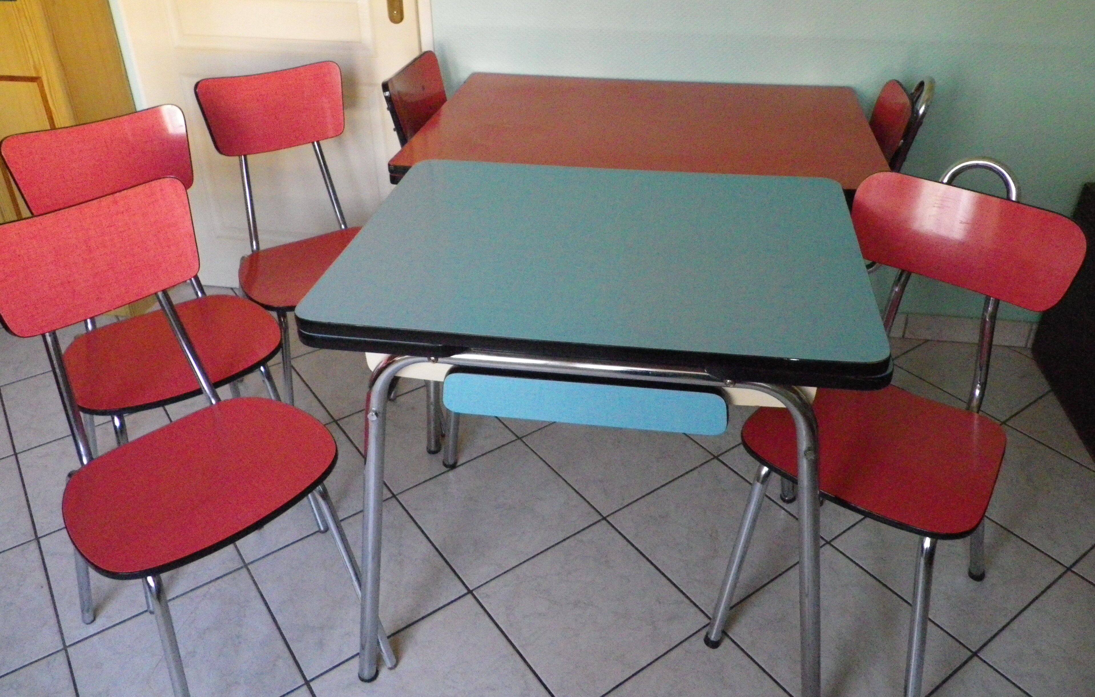 Table in red formica, 4 roc chairs, 2 extension cords, 2 drawers 60