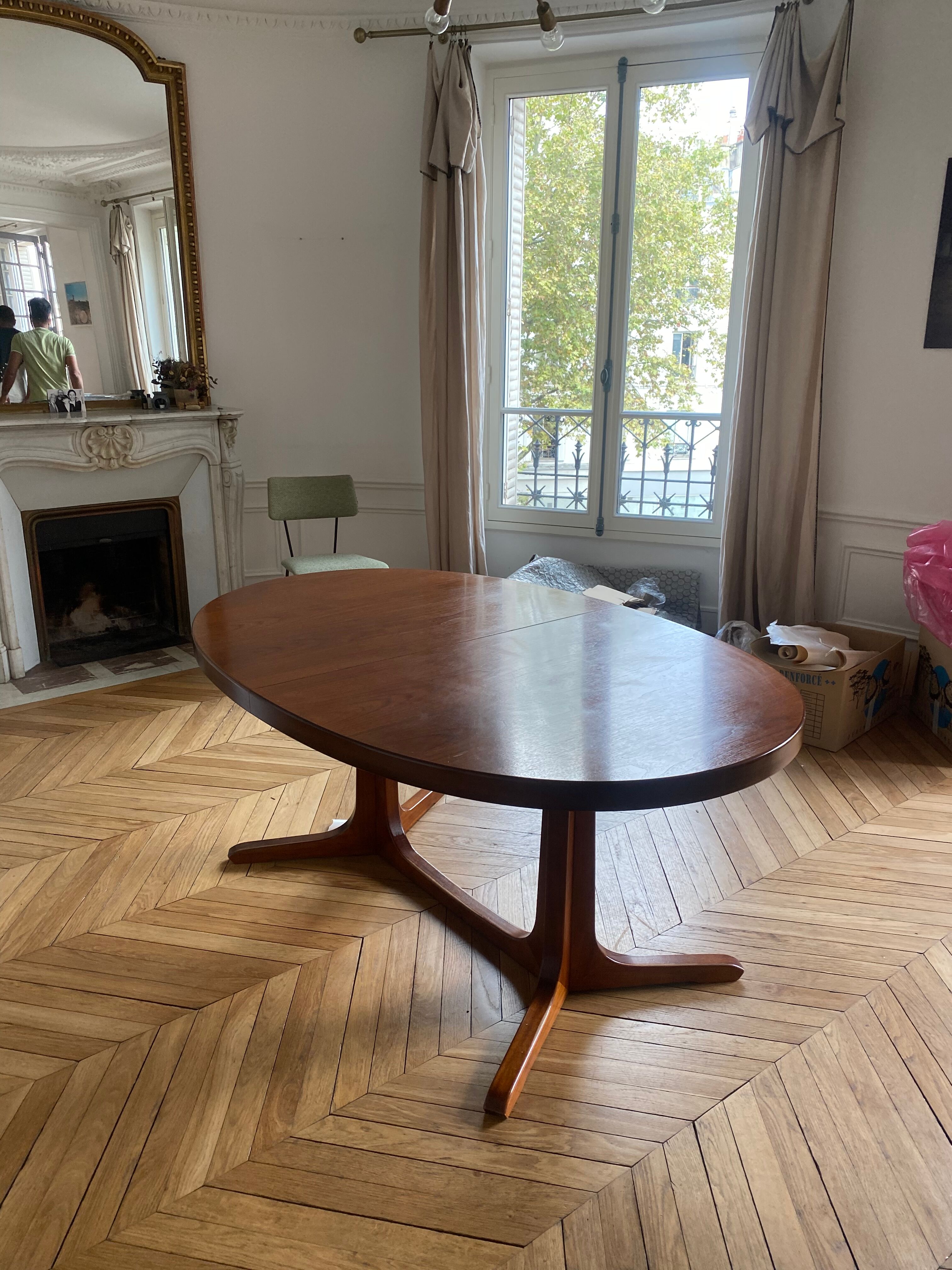 Table en bois vintage