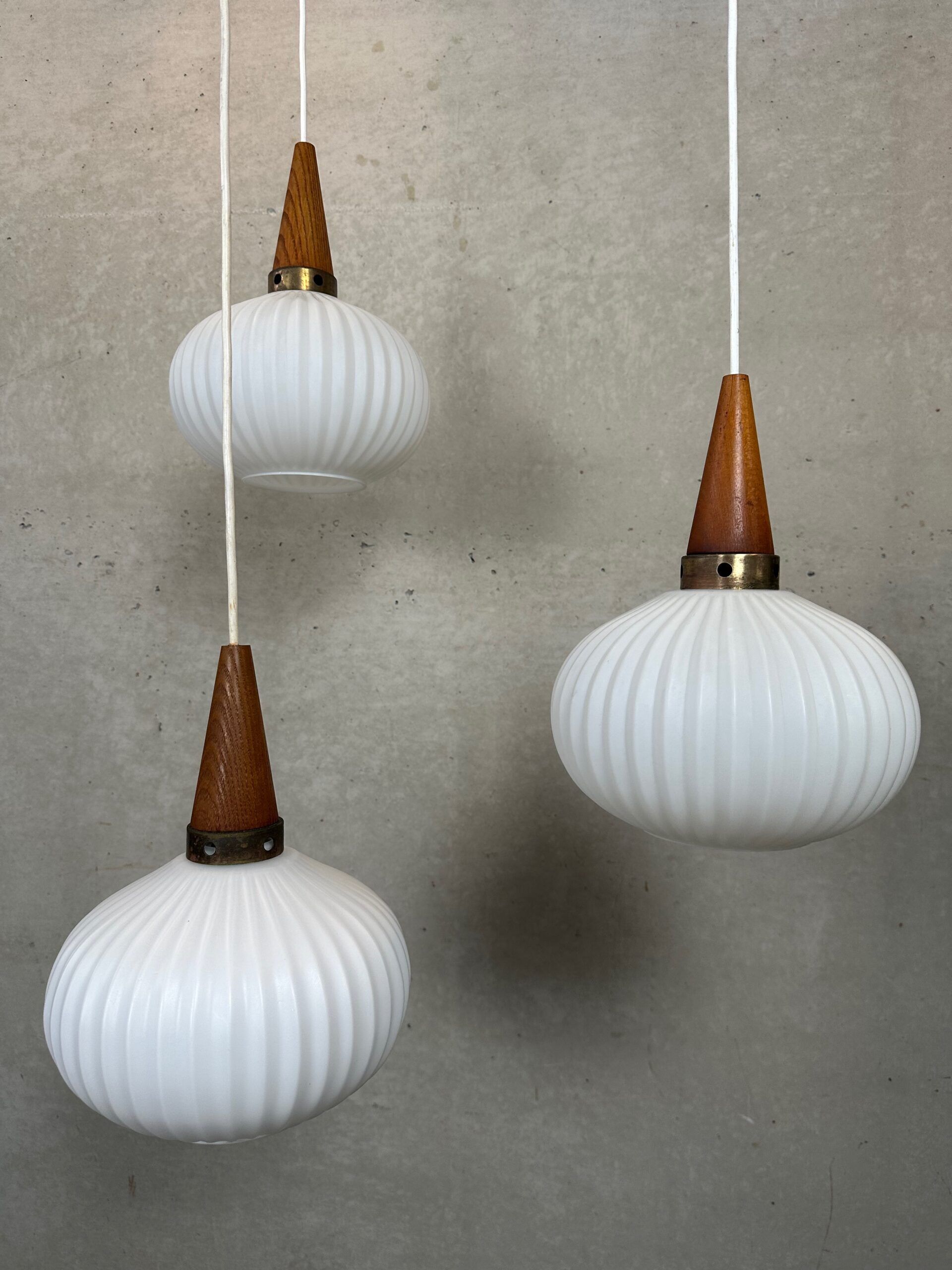3 suspensions 'Japandi' en teck et opaline