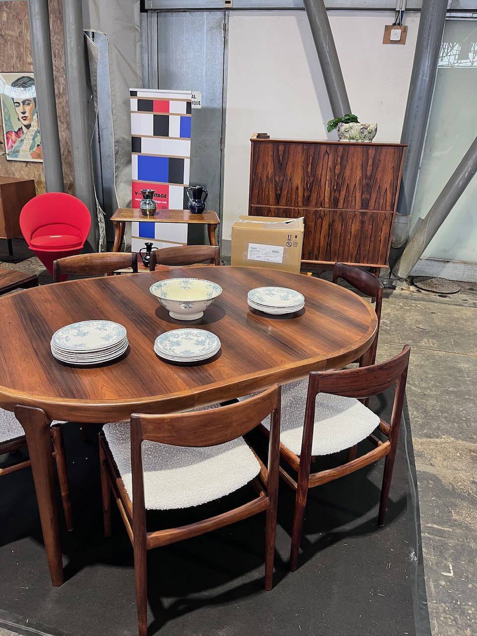 Dining table in rosewood, for 4 to 6 people.