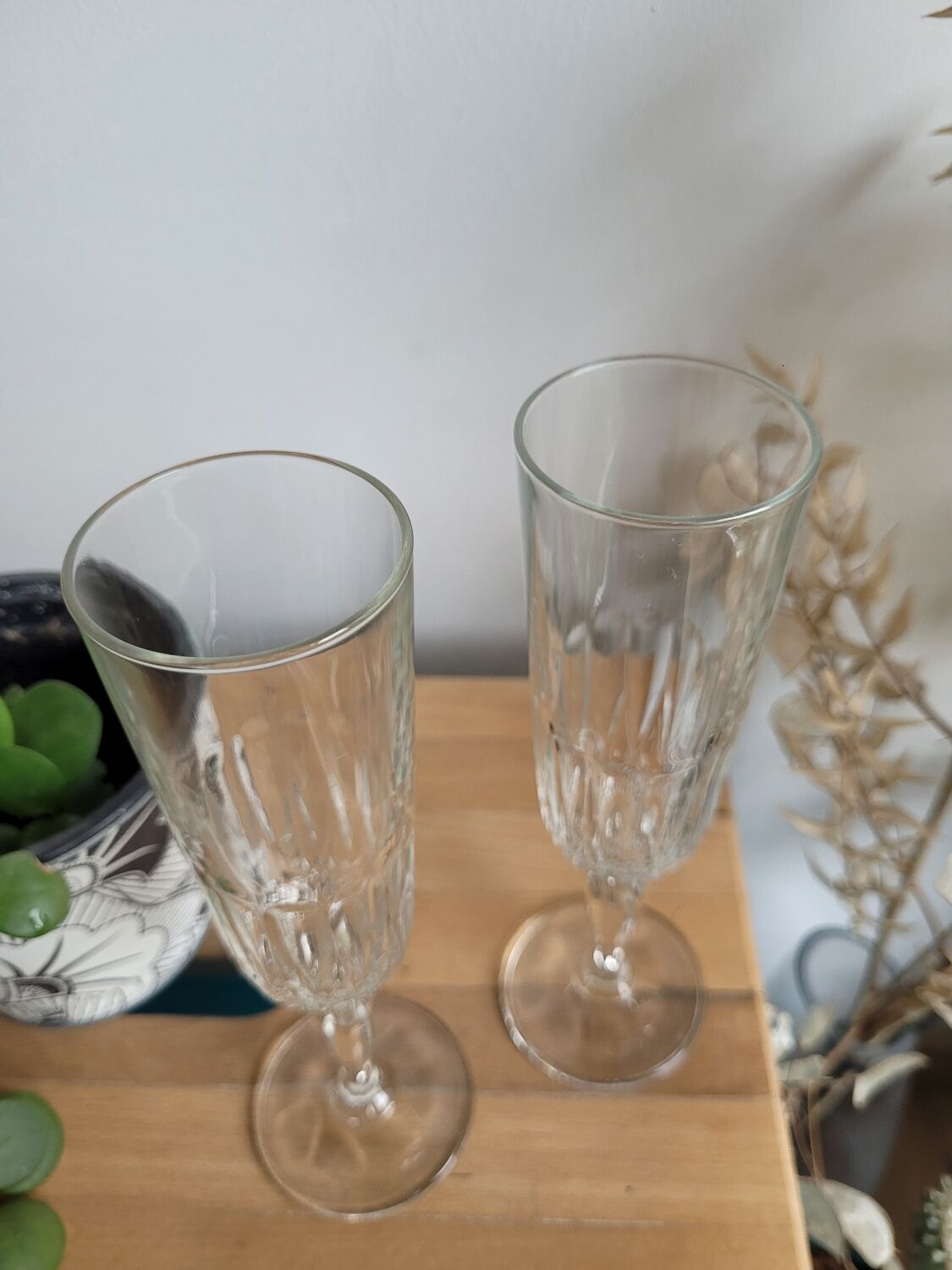 Duo of glass champagne glasses