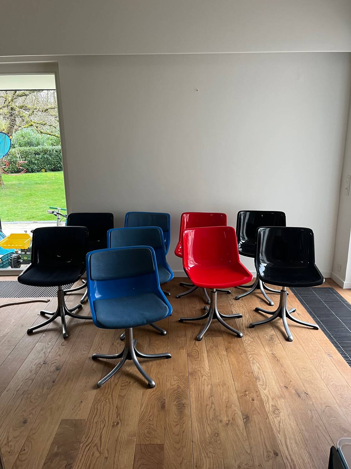 9 swivel chairs assigned to Osvaldo Borsani – Modus model for