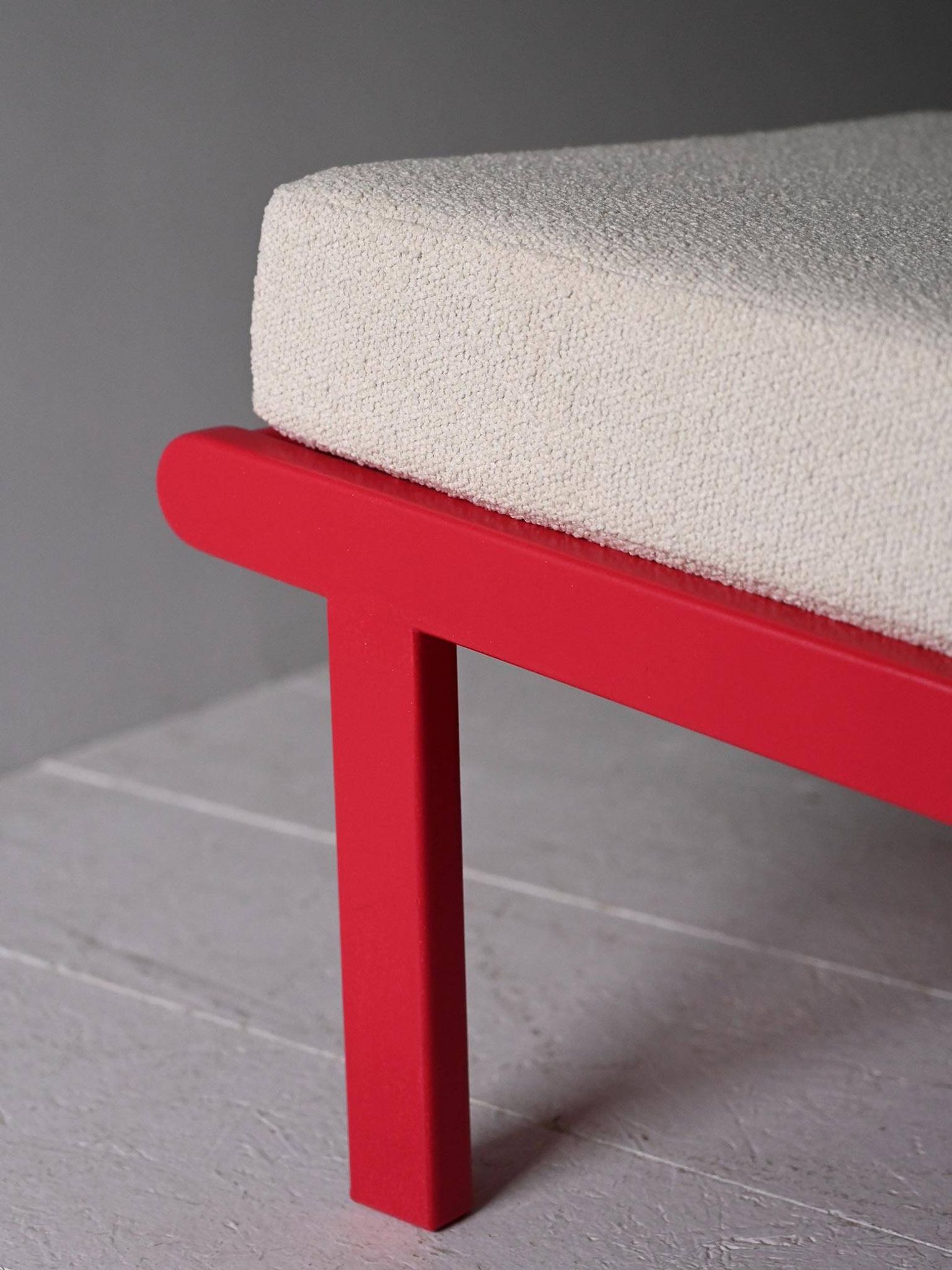 Paire de chauffeuses scandinaves vintage rouge et écru