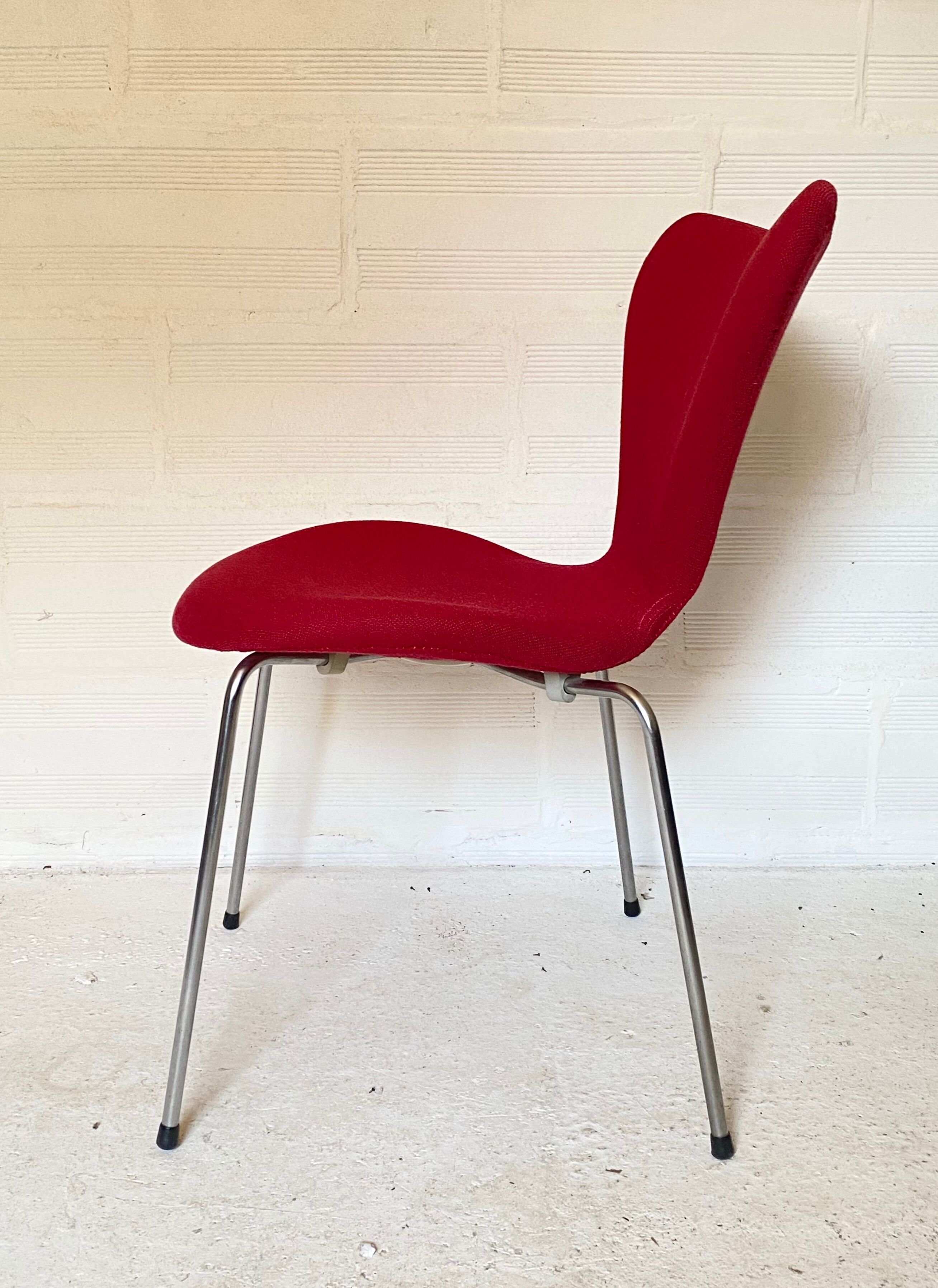 Pink chair 3107 by Arne Jacobsen