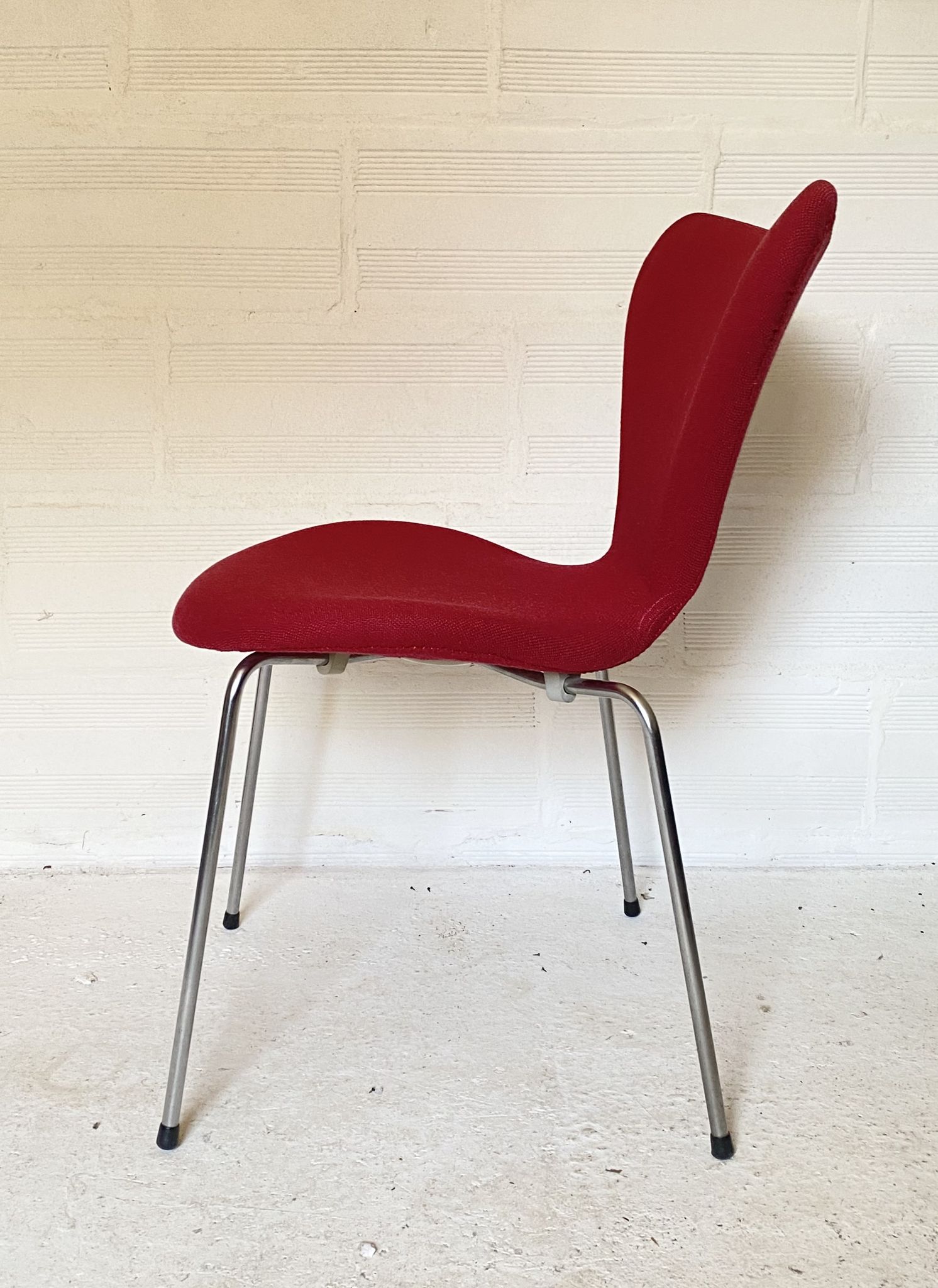Pink chair 3107 by Arne Jacobsen