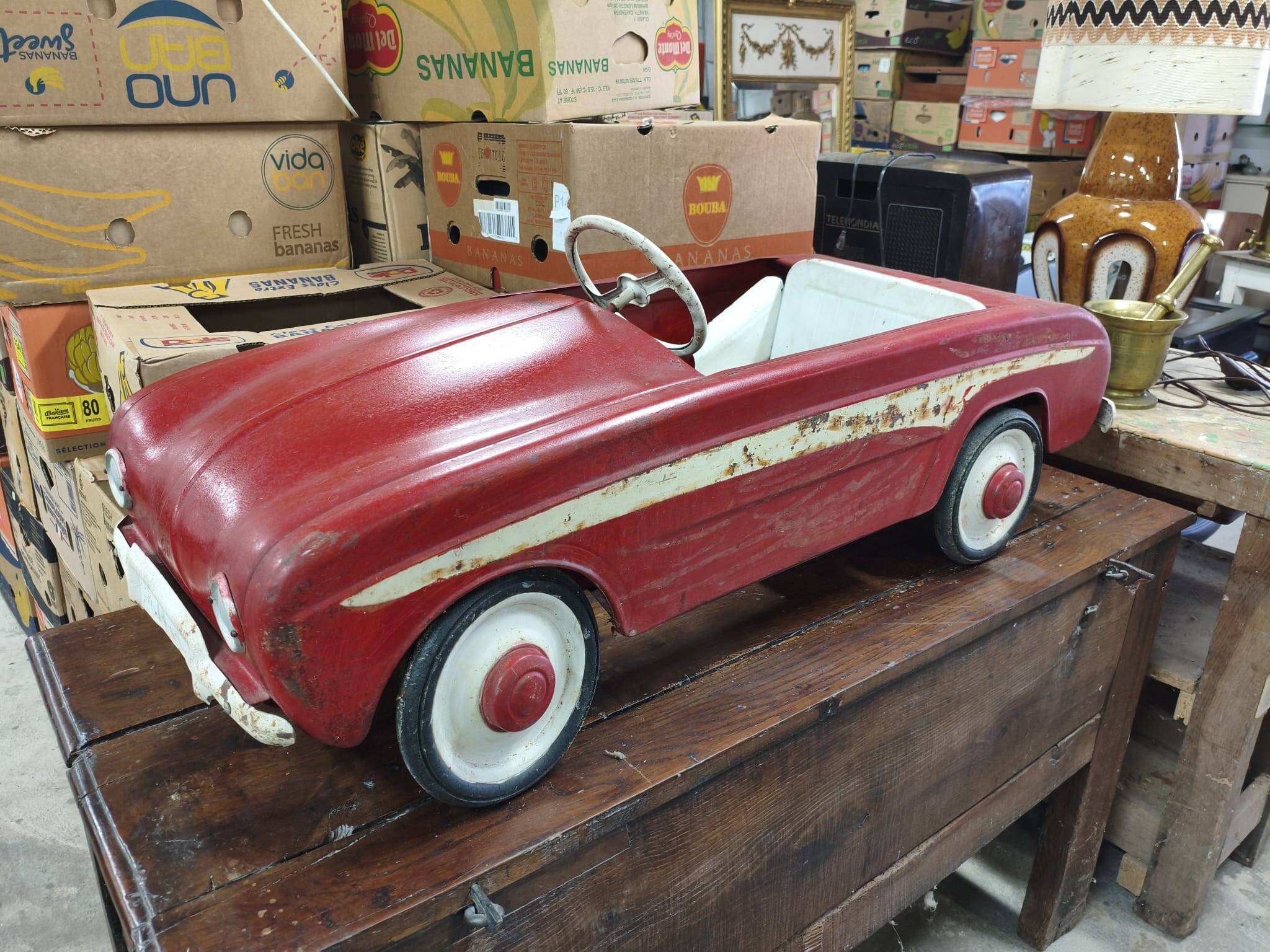 Voiture à pédales Vintage en métal rouge et blanc - Année 50/60