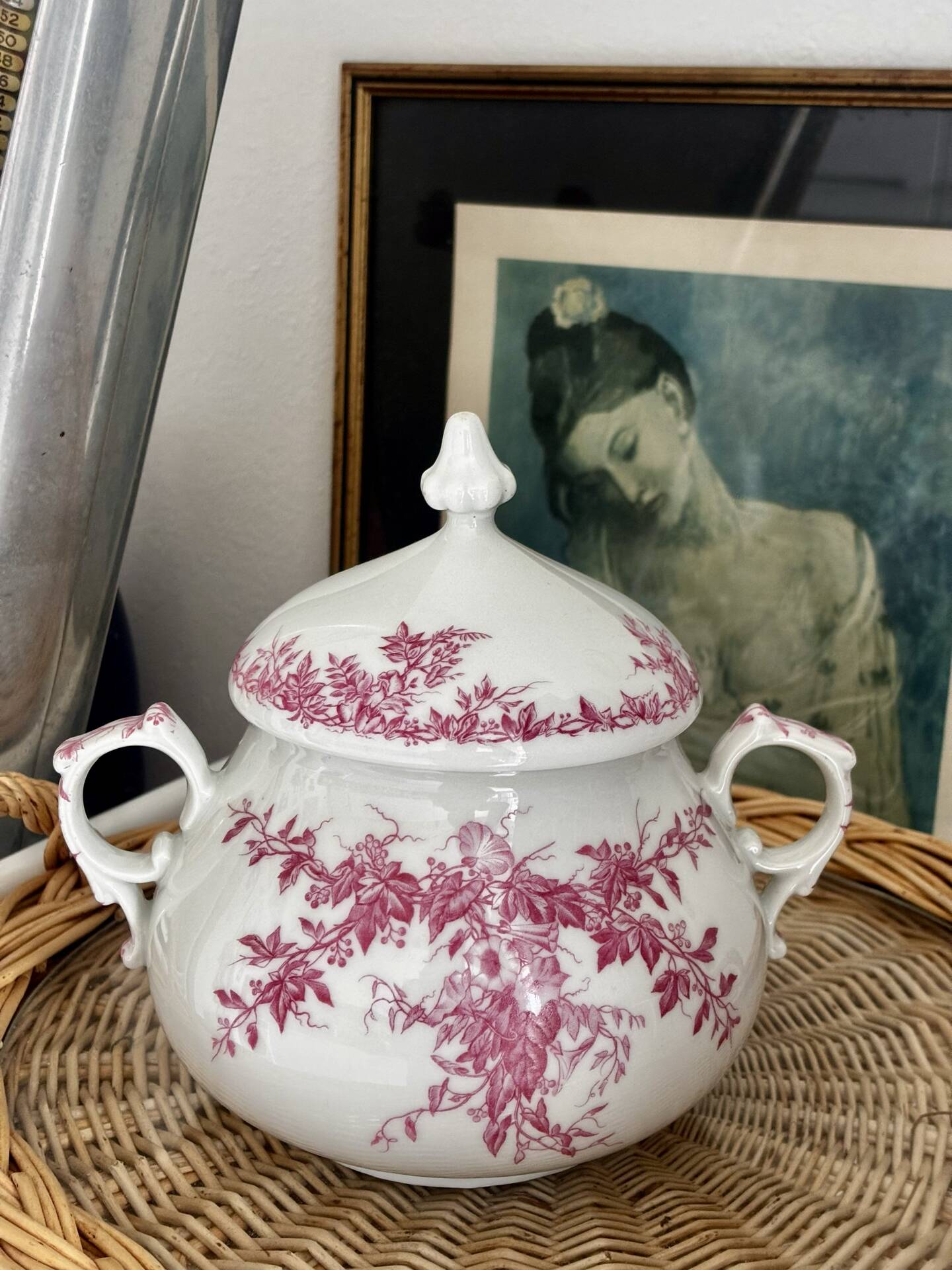 Superb antique sugar bowl in fine porcelain with a floral design in old rose.