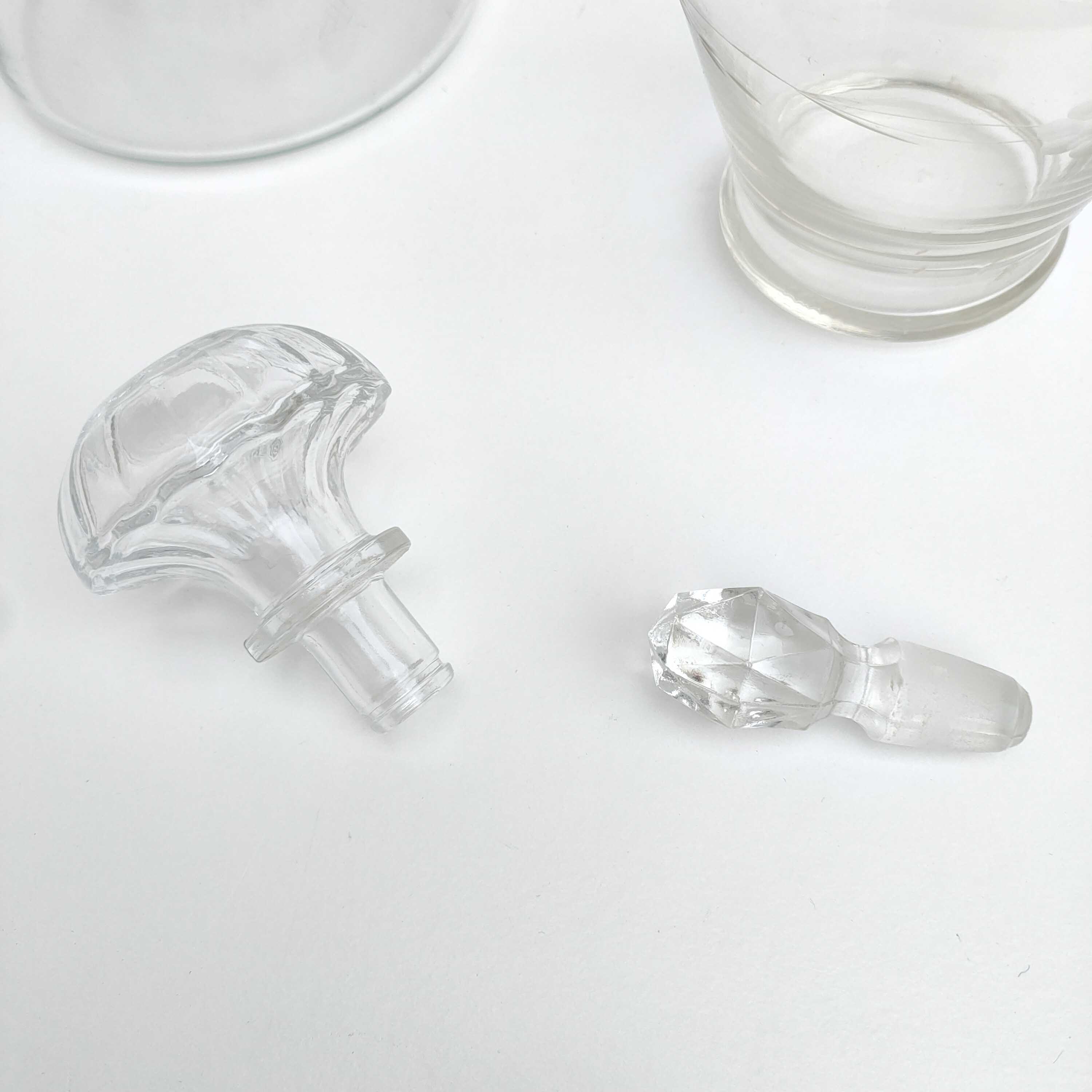 Set of 2 chiseled glass decanters with cap