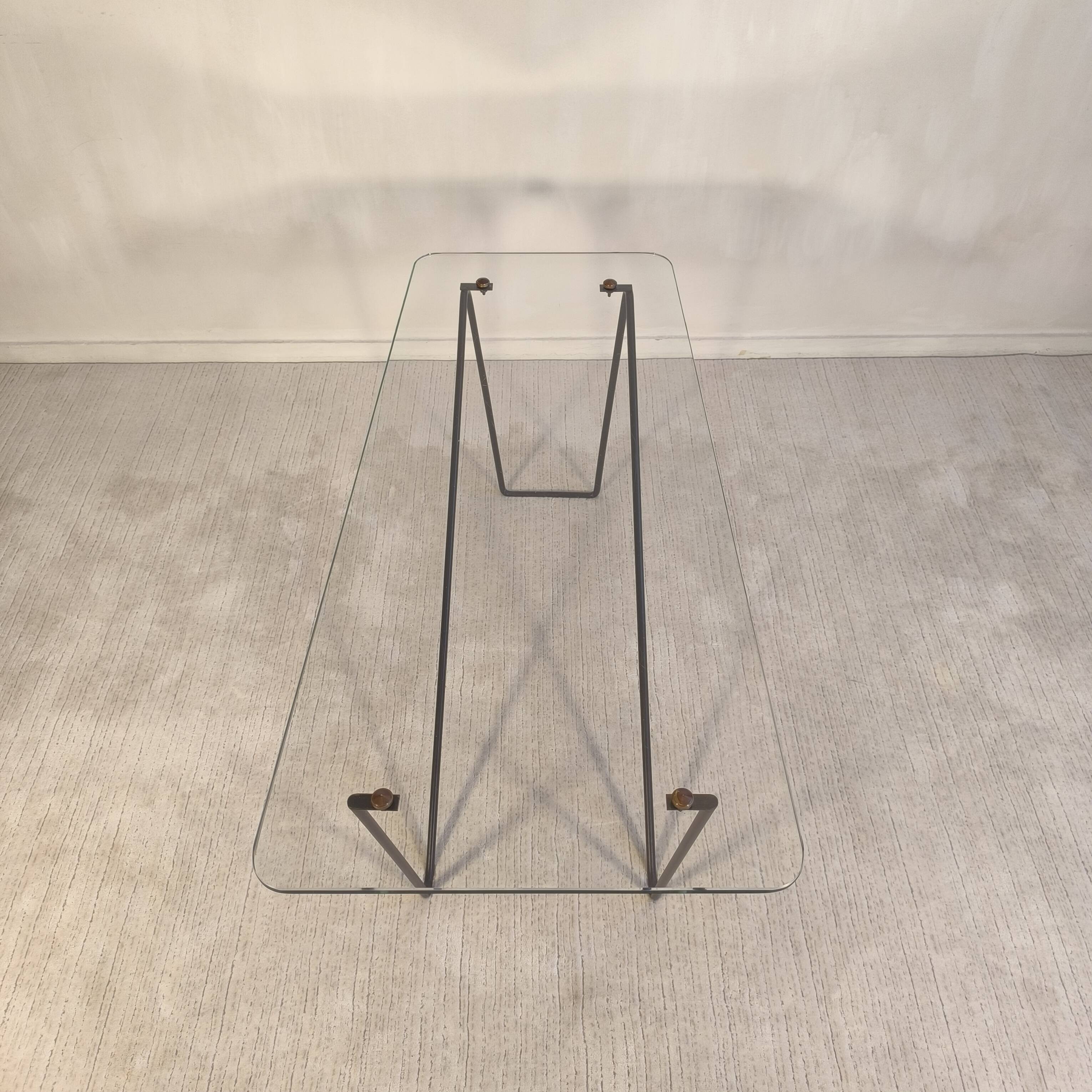Superb asymmetrical coffee table AIRBORNE 1950s glass and lacquered metal.