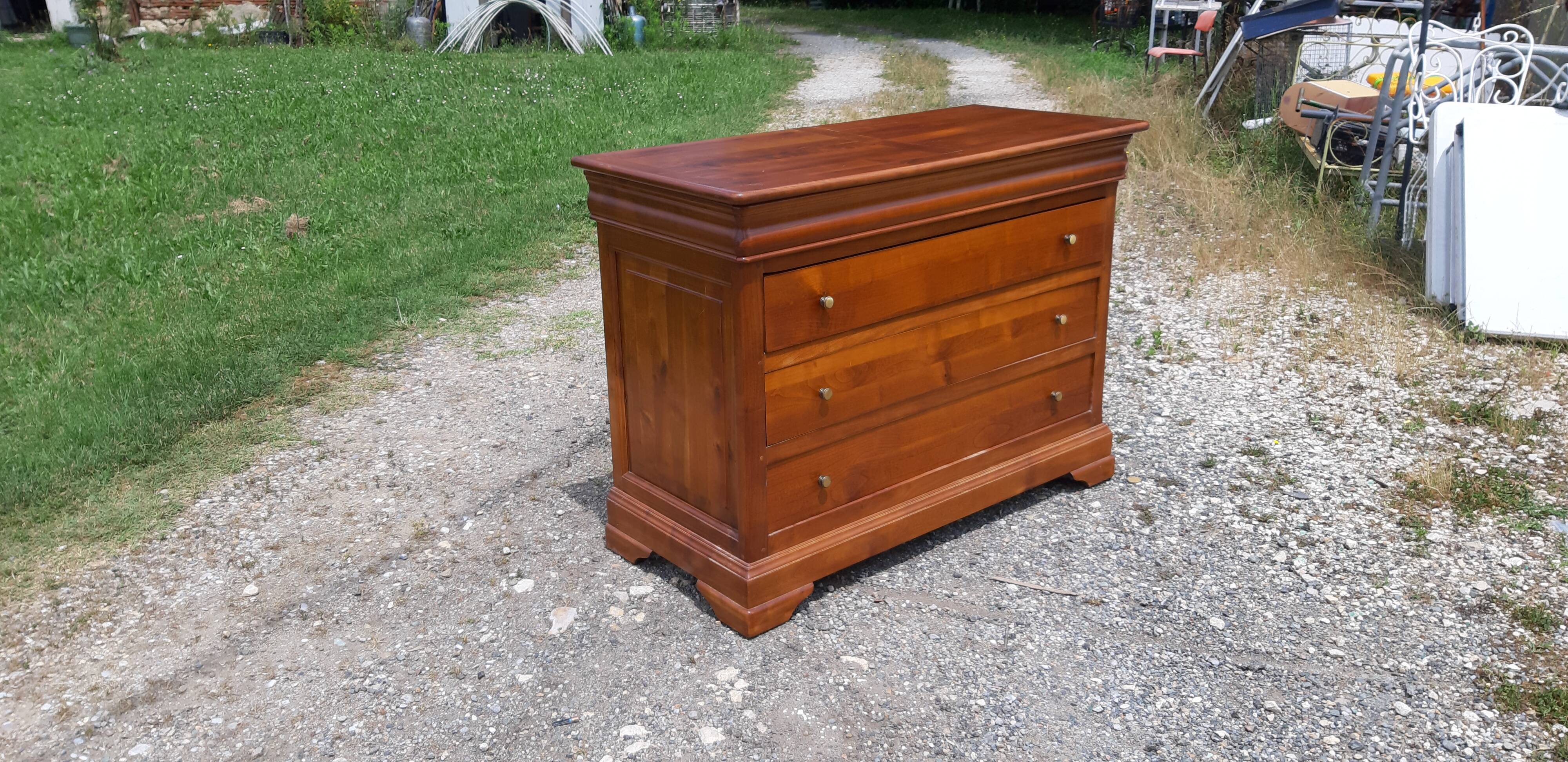 Cherry wood chest of drawers with 4 drawers