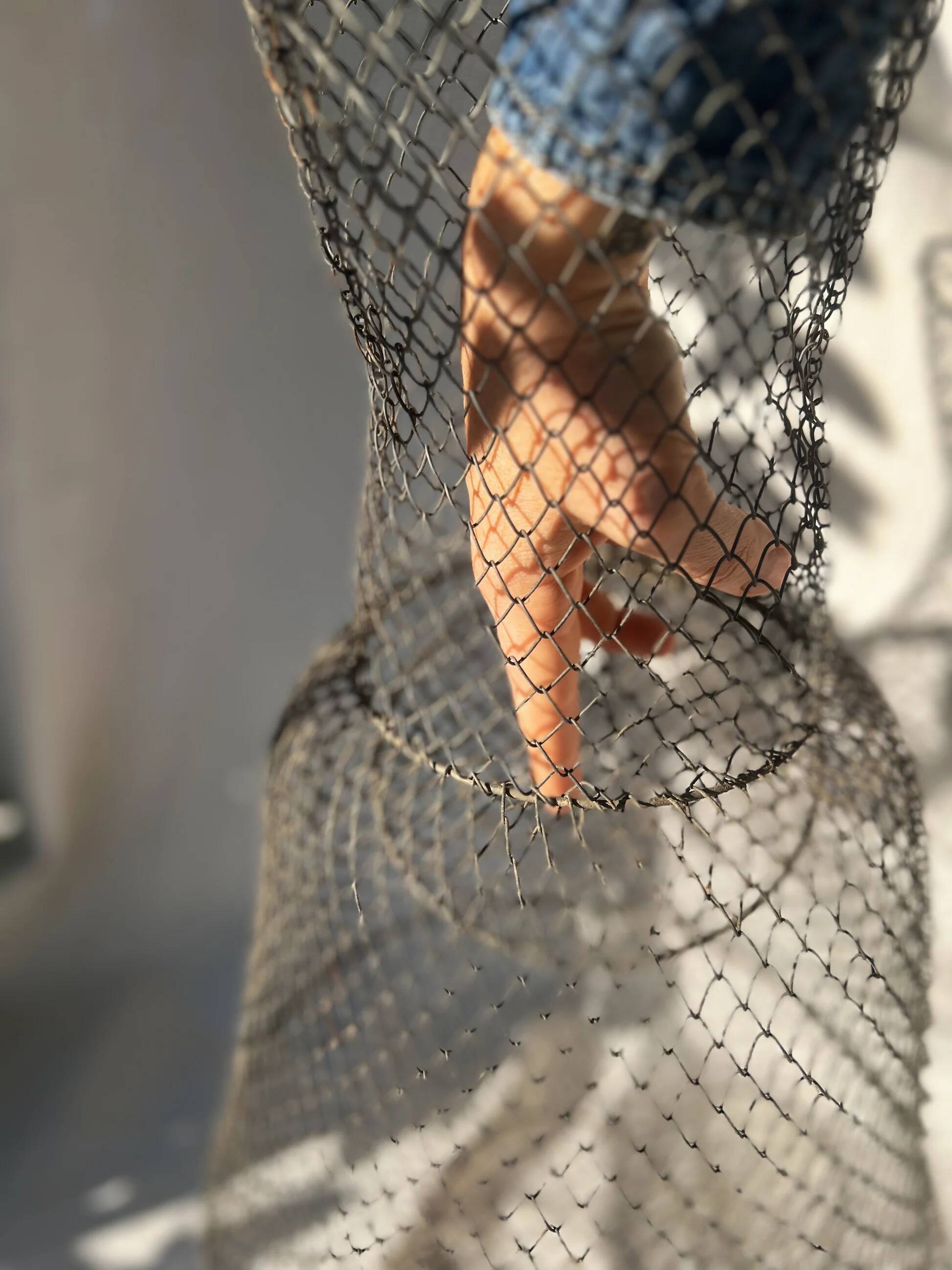 Grand panier de pêche français ancien en fil de fer