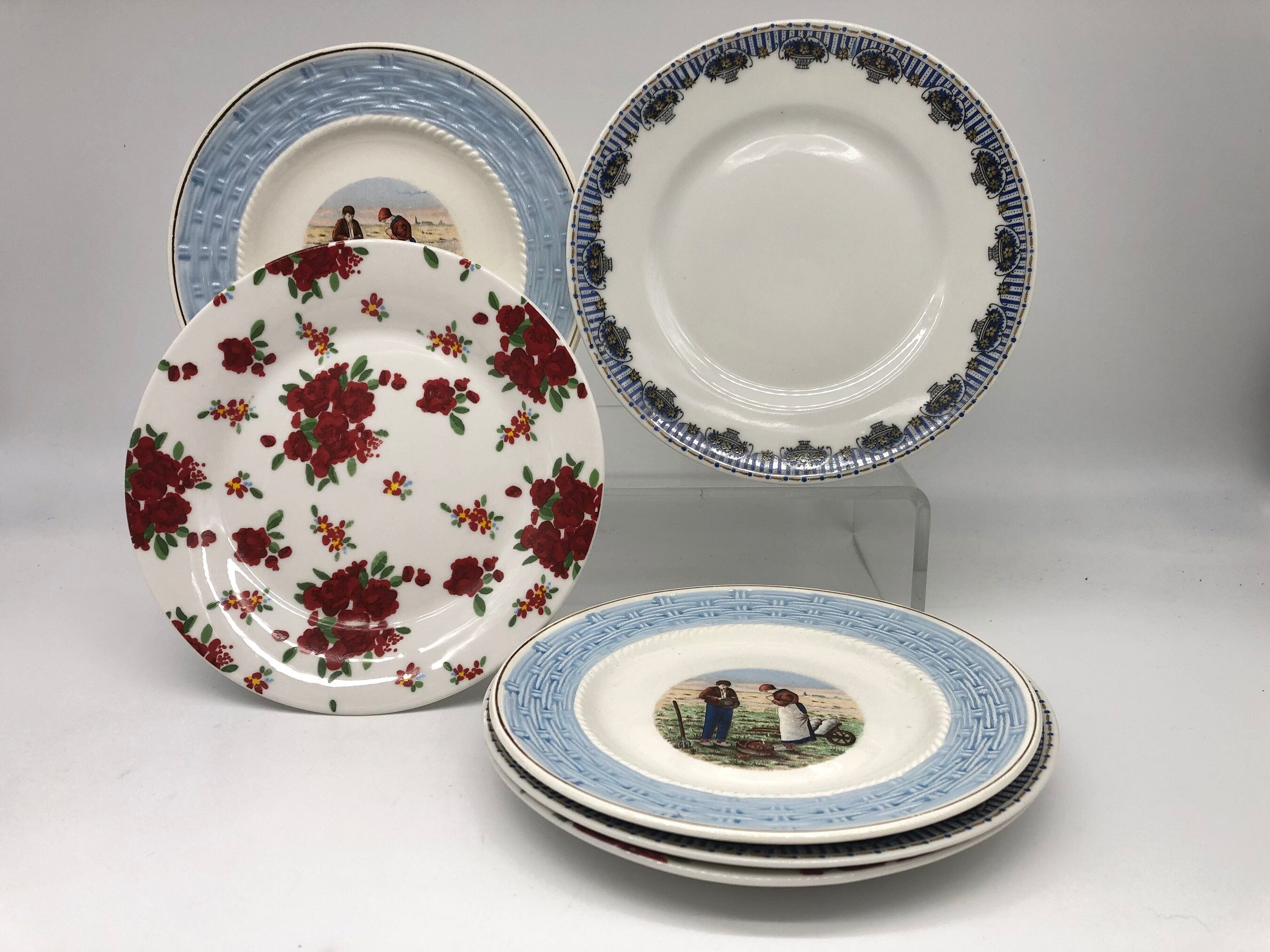 Series of 6 mismatched dessert plates.