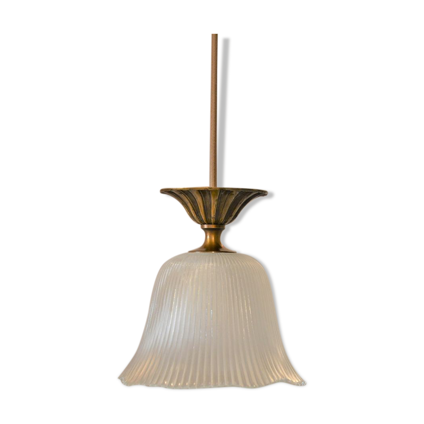 Suspension in striated glass and gilded metal