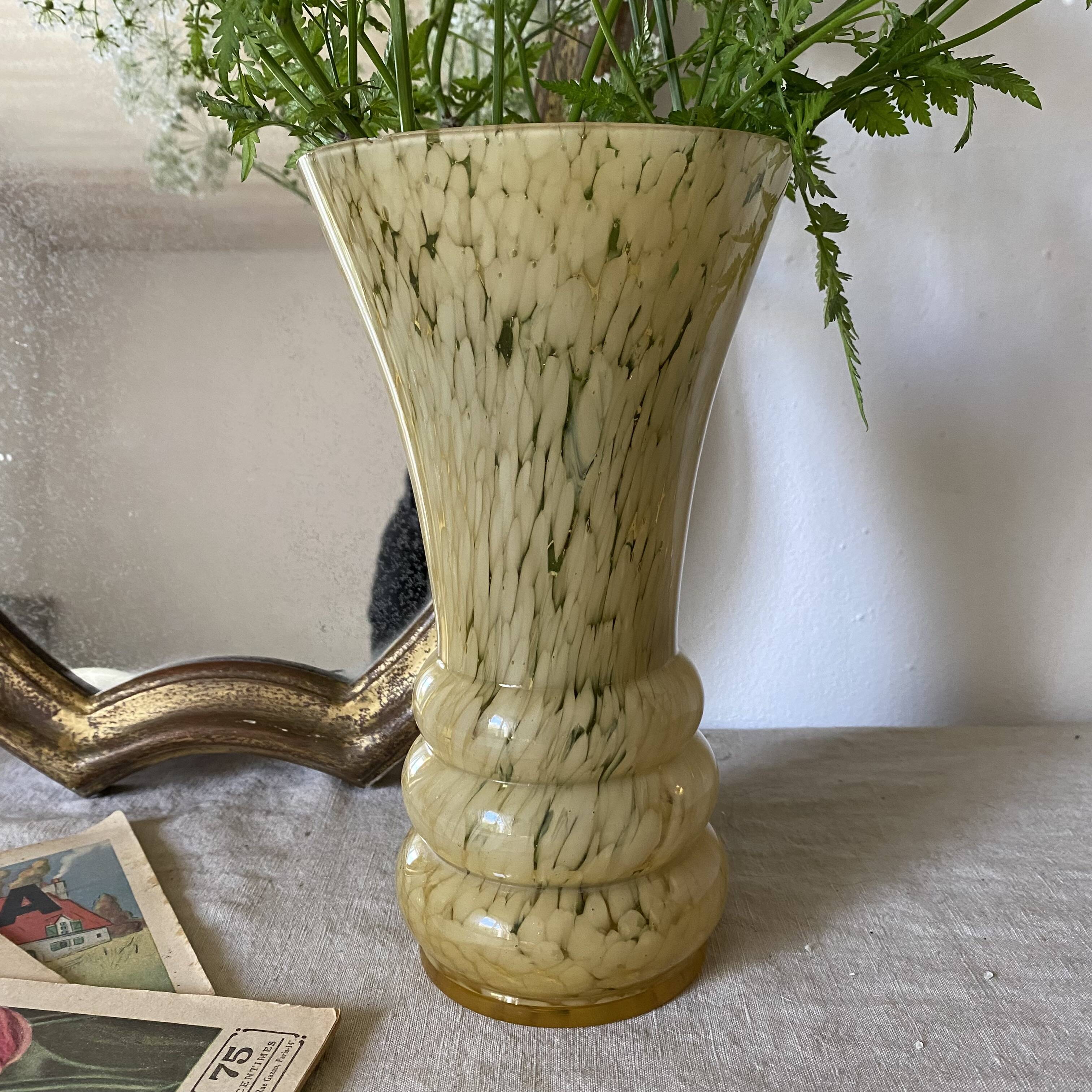 Vanilla Clichy glass vase