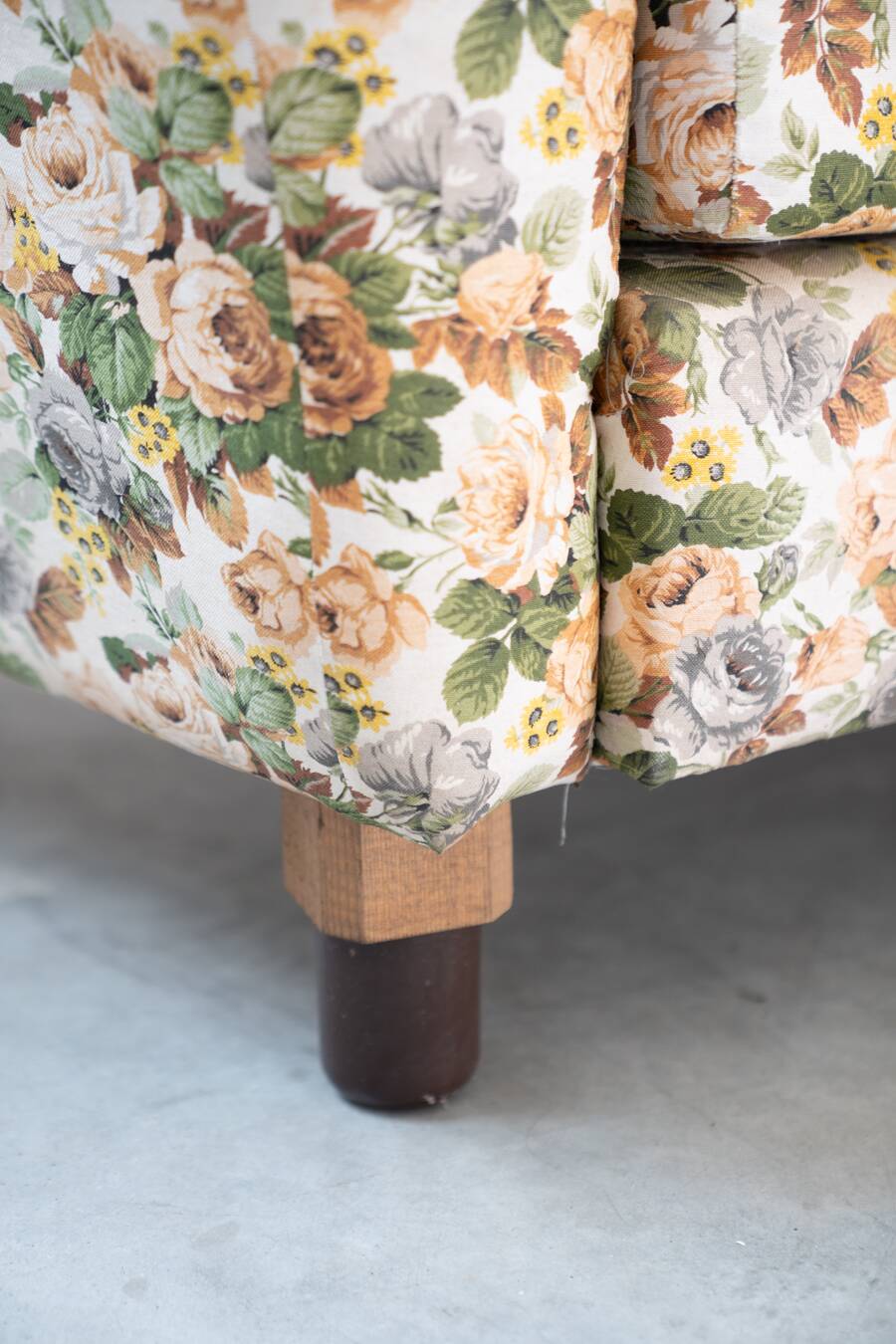 2-seater sofa, floral fabric, wooden structure, plastic and wooden legs, 1970