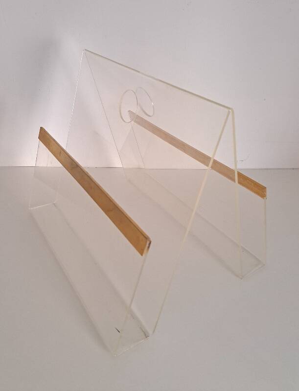 Porte-revues en plexiglas