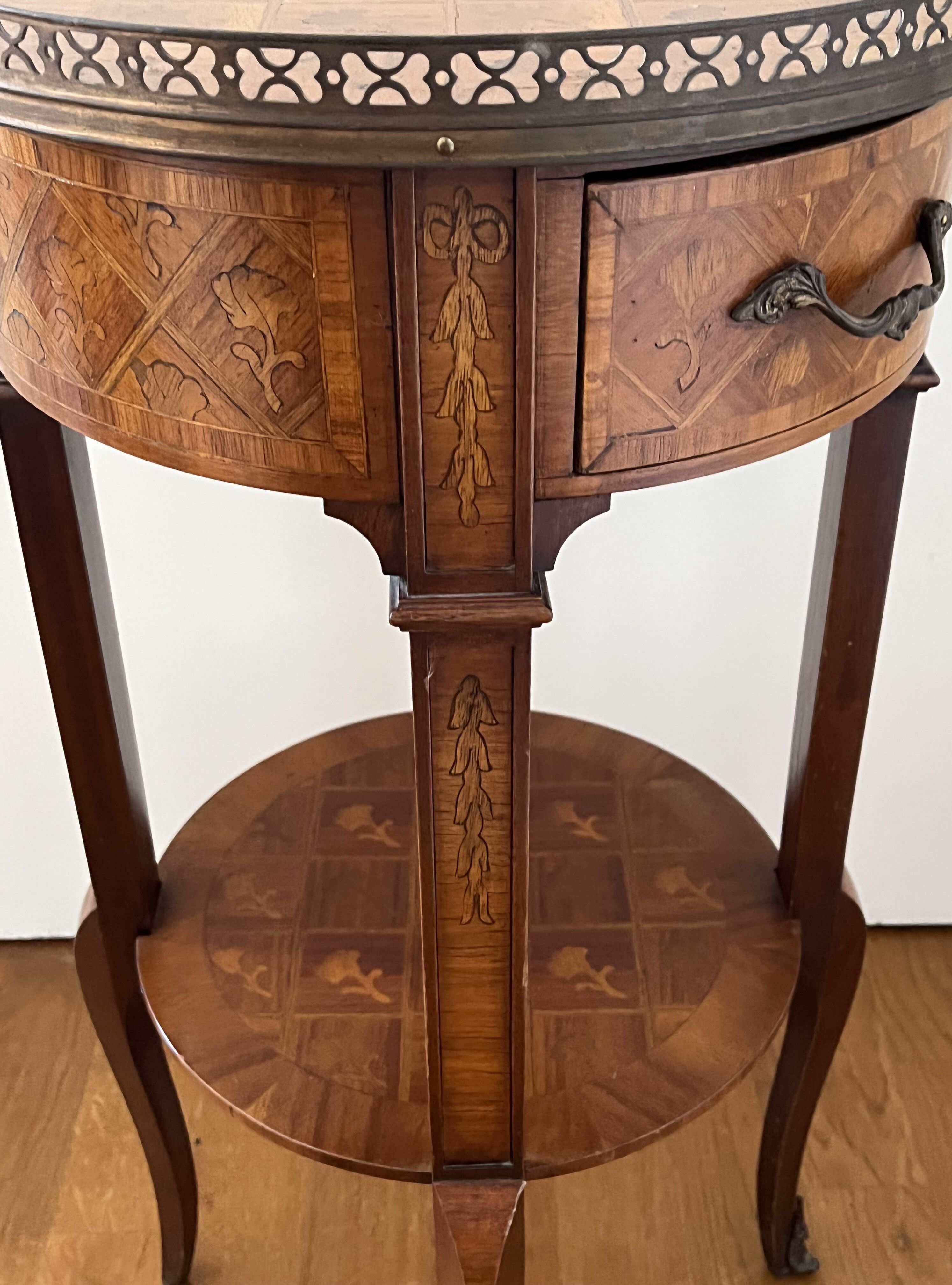 Table de chevet en marqueterie de bois