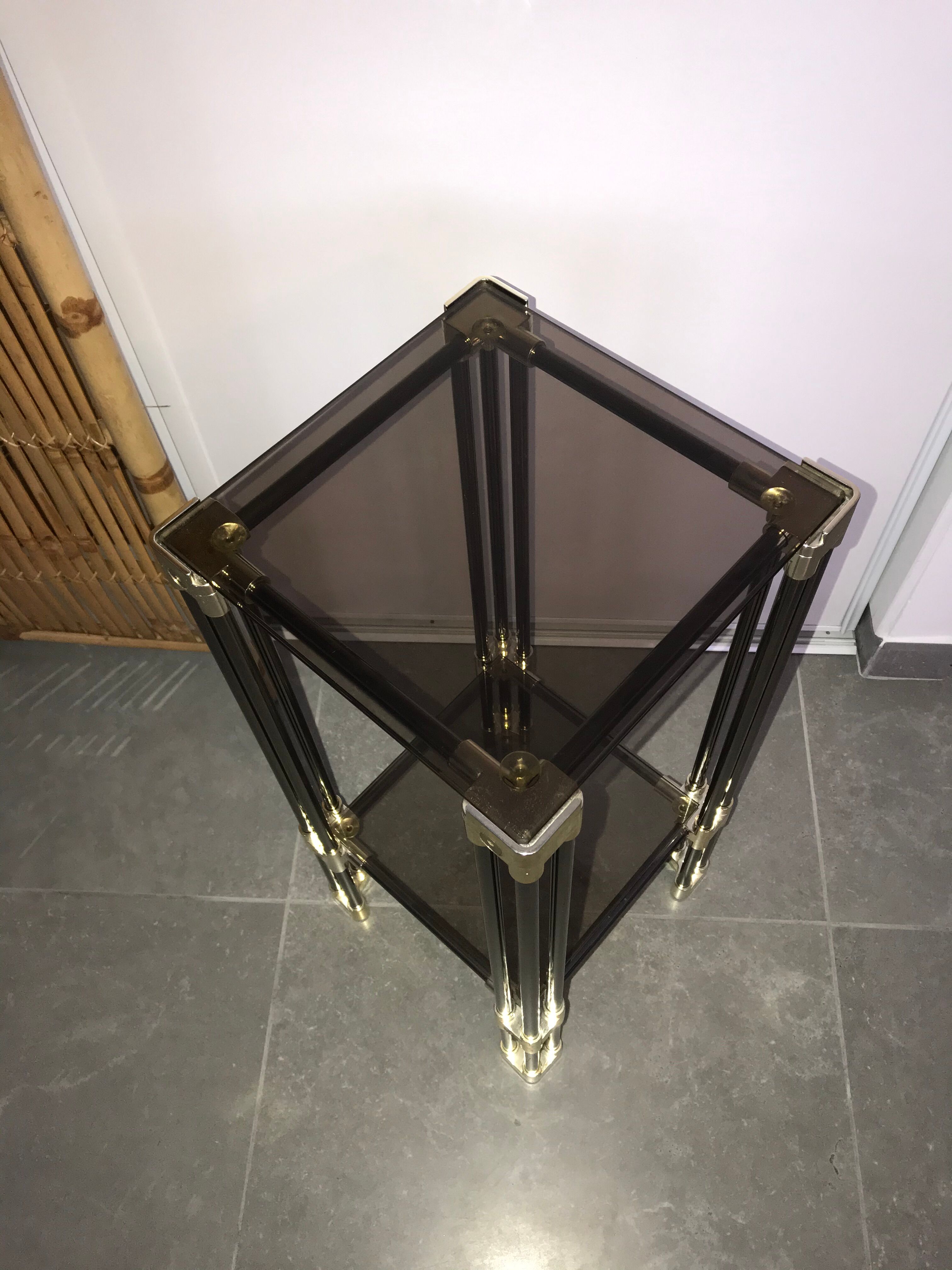 Metal square sellette and 2-storey smoked glass