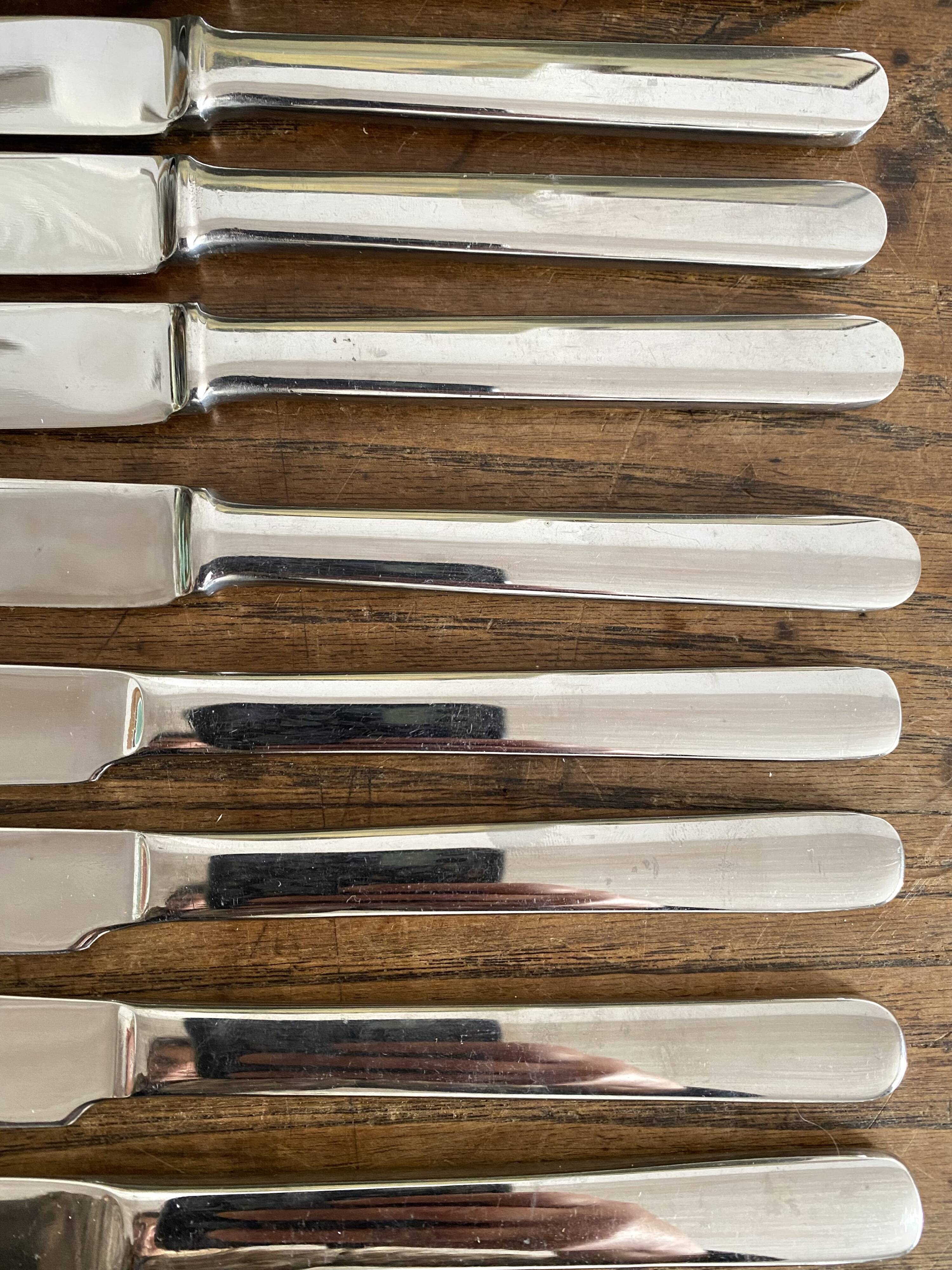 Couteaux vintage en inox dans boite