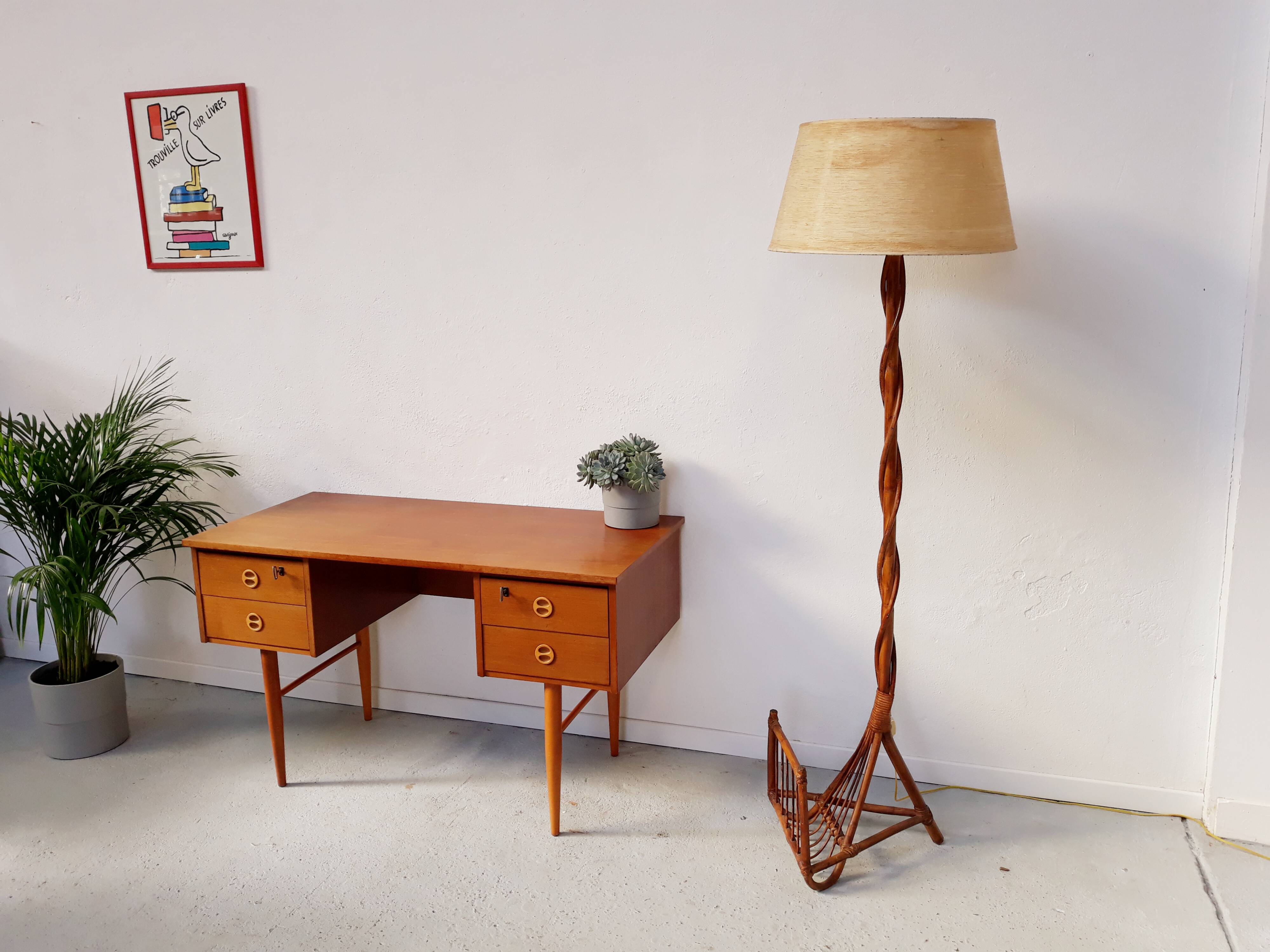 Lamppost wears vintage rattan magazine
