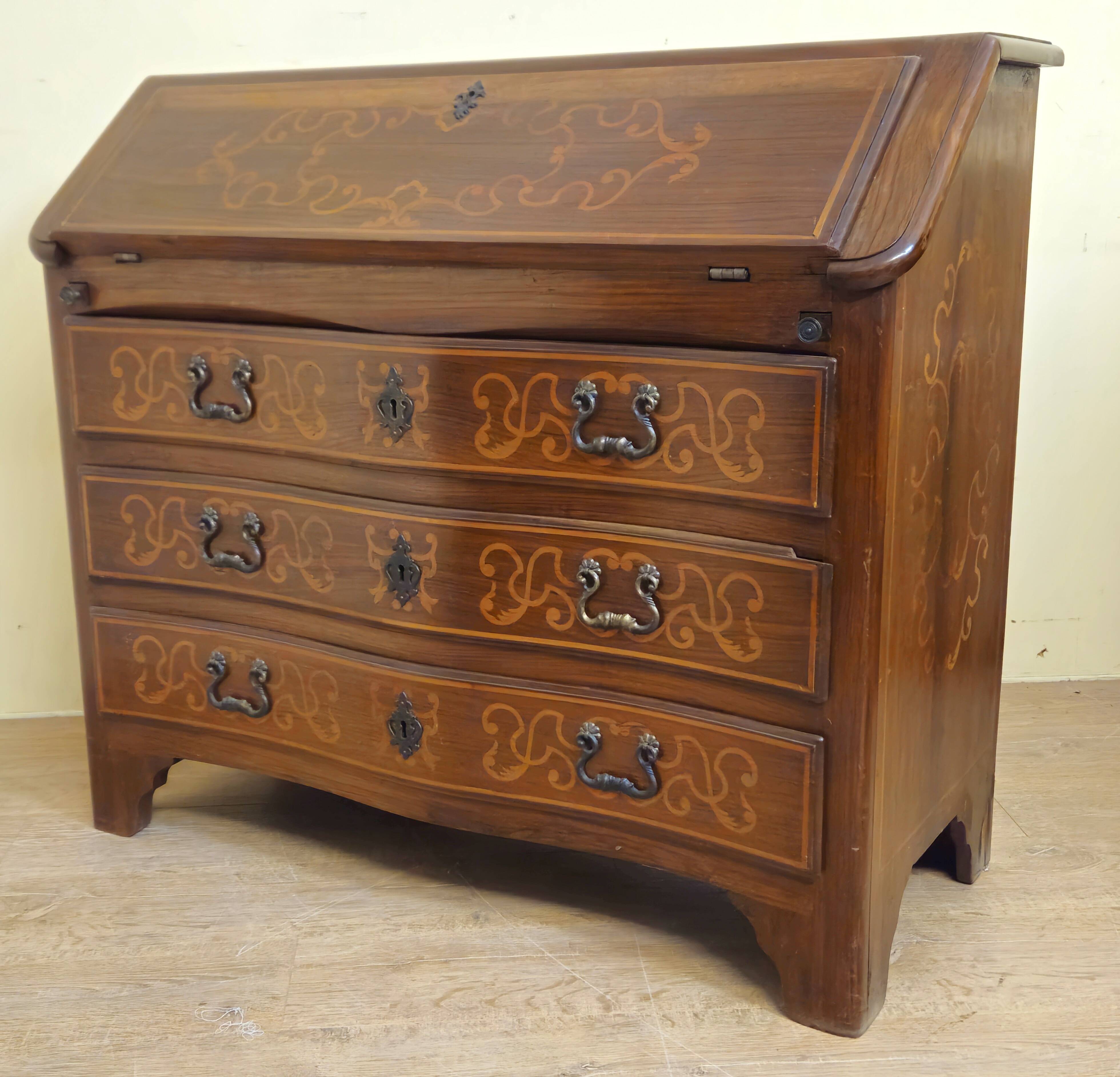 Piedmontese curved writing desk in marquetry