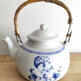 Teapot in porcelain of Paris
