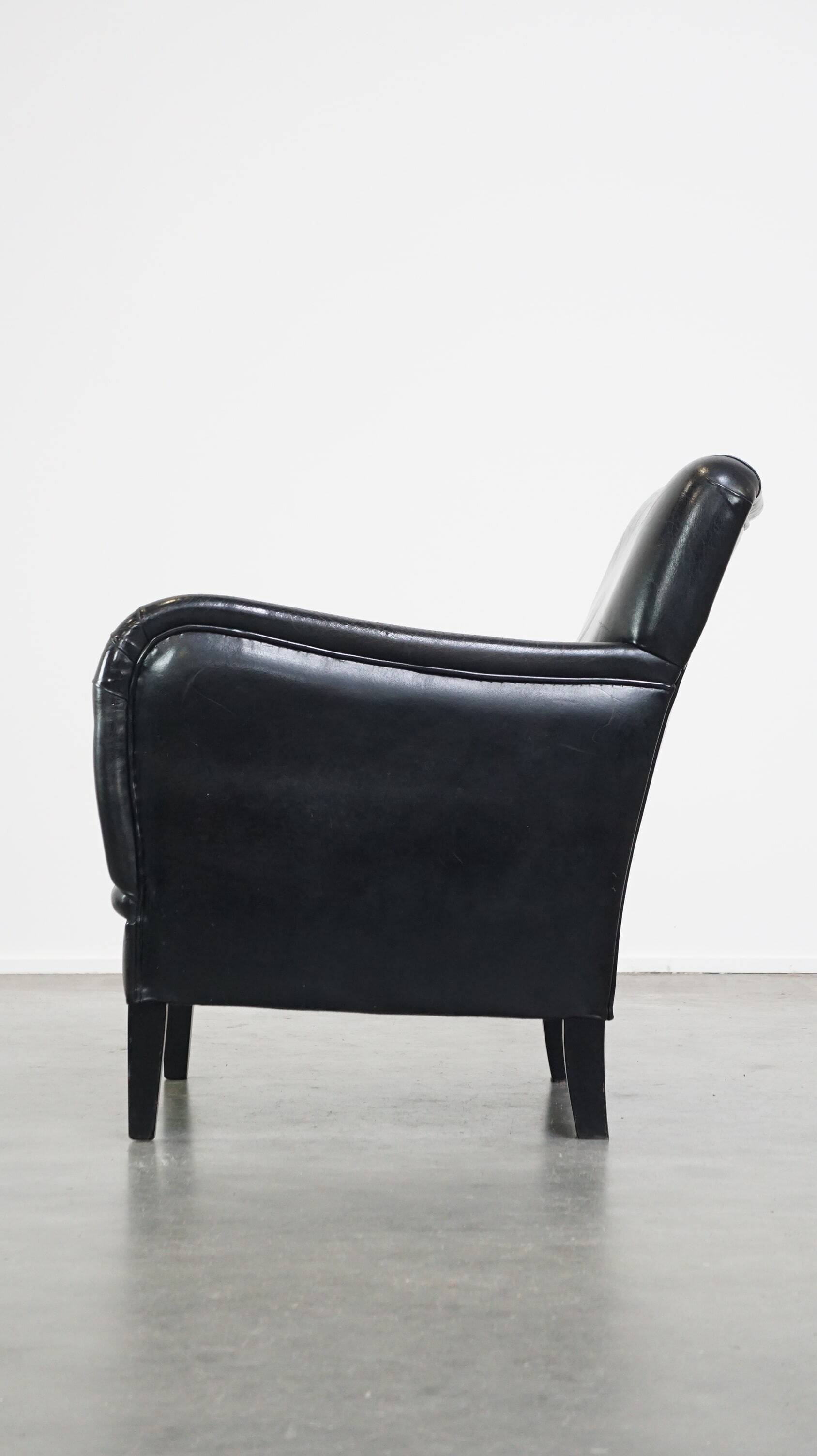 Luxurious and comfortable sheepskin armchair in a unique, stately black color