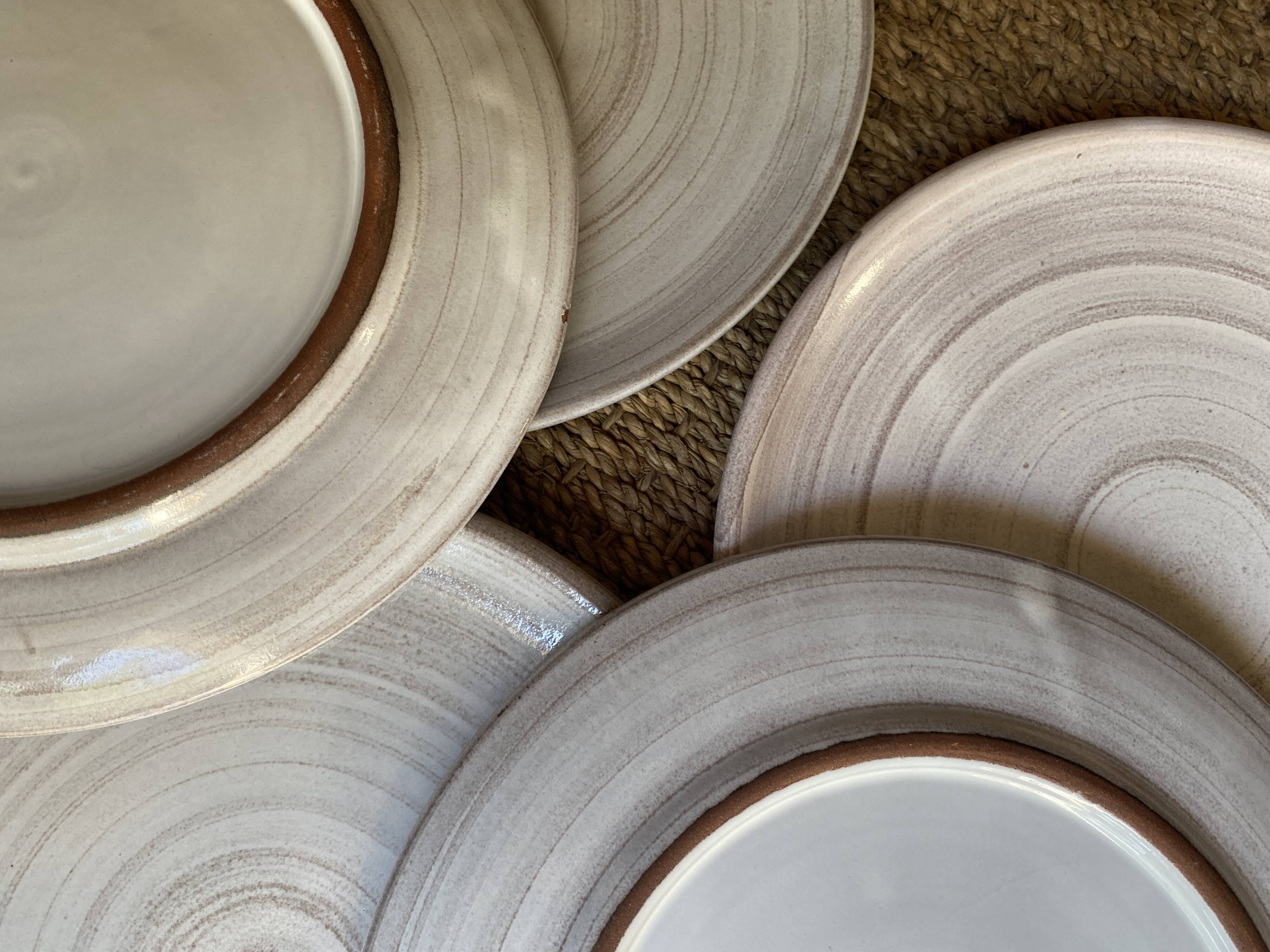 10 enamelled terracotta plates, 22 cm