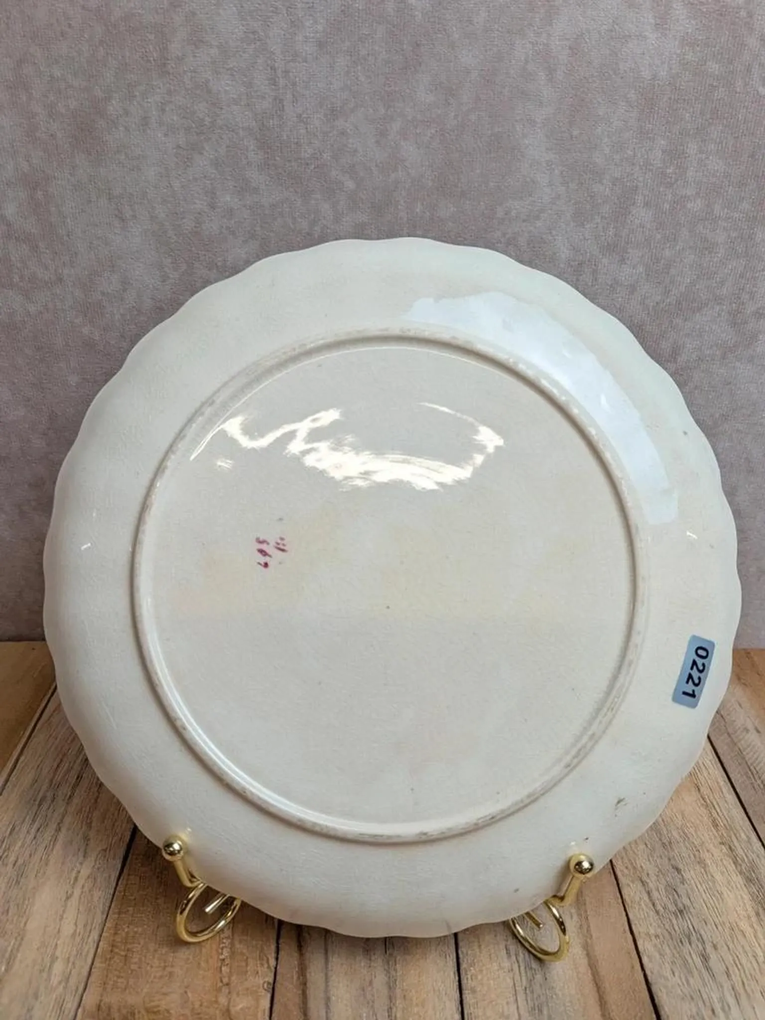 Antique polychrome ironstone plate – Floral decoration and gilding – Scalloped edge