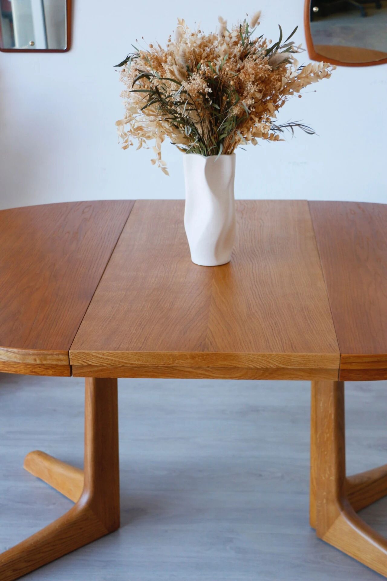 Vintage oak extendable dining table | Scandinavian design