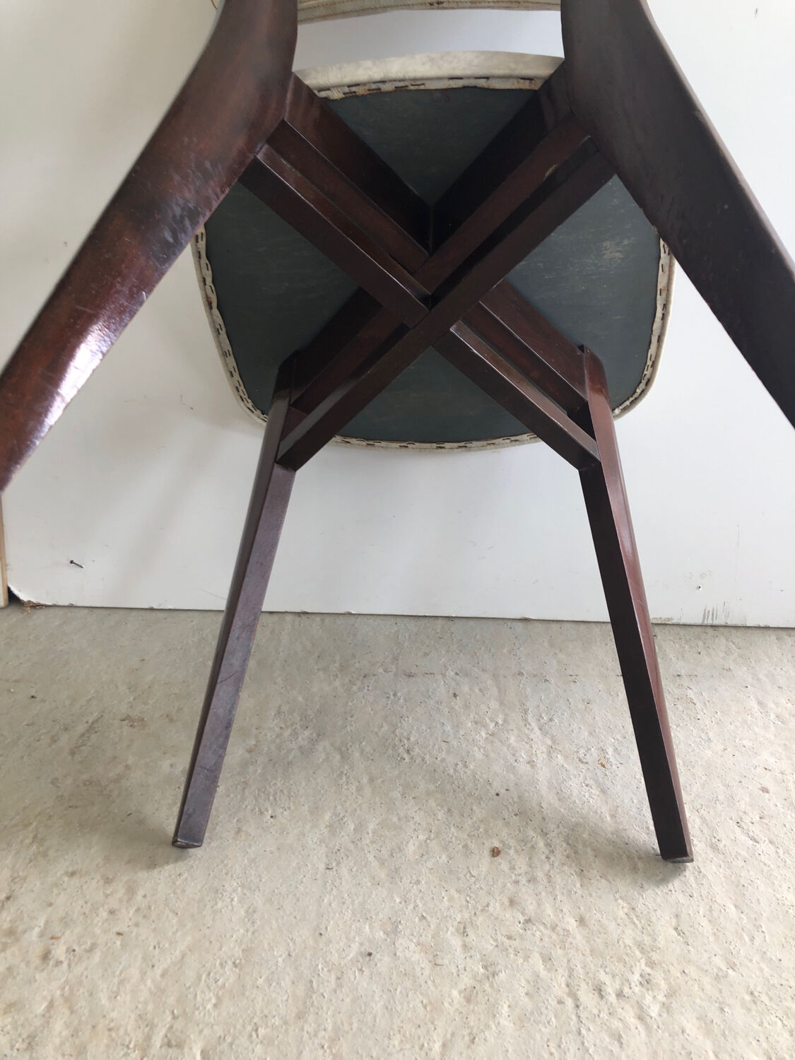 Chaise bois et skaï blanc vintage
