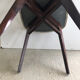 Chaise bois et skaï blanc vintage